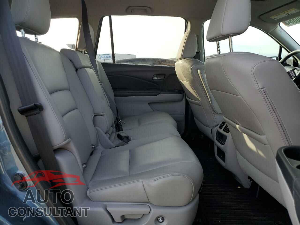 HONDA PILOT 2017 - 5FNYF6H50HB066971
