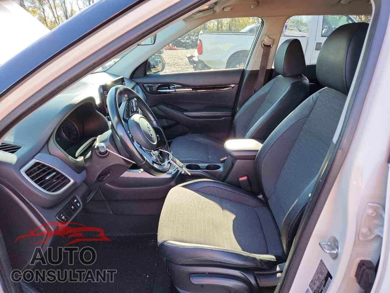 KIA SELTOS 2021 - KNDEU2AA1M7125177