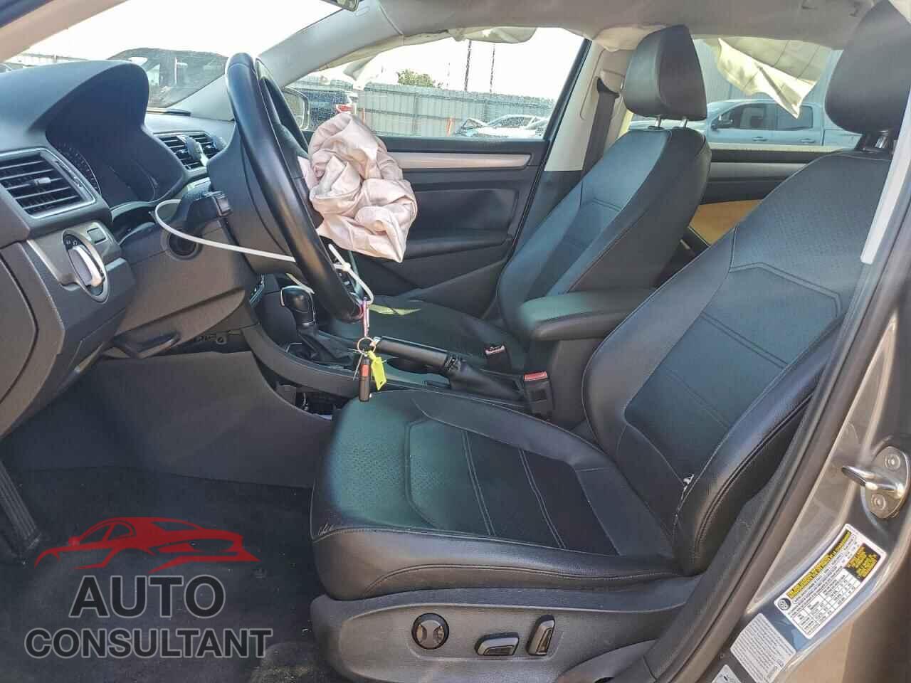 VOLKSWAGEN PASSAT 2015 - 1VWAT7A31FC088588