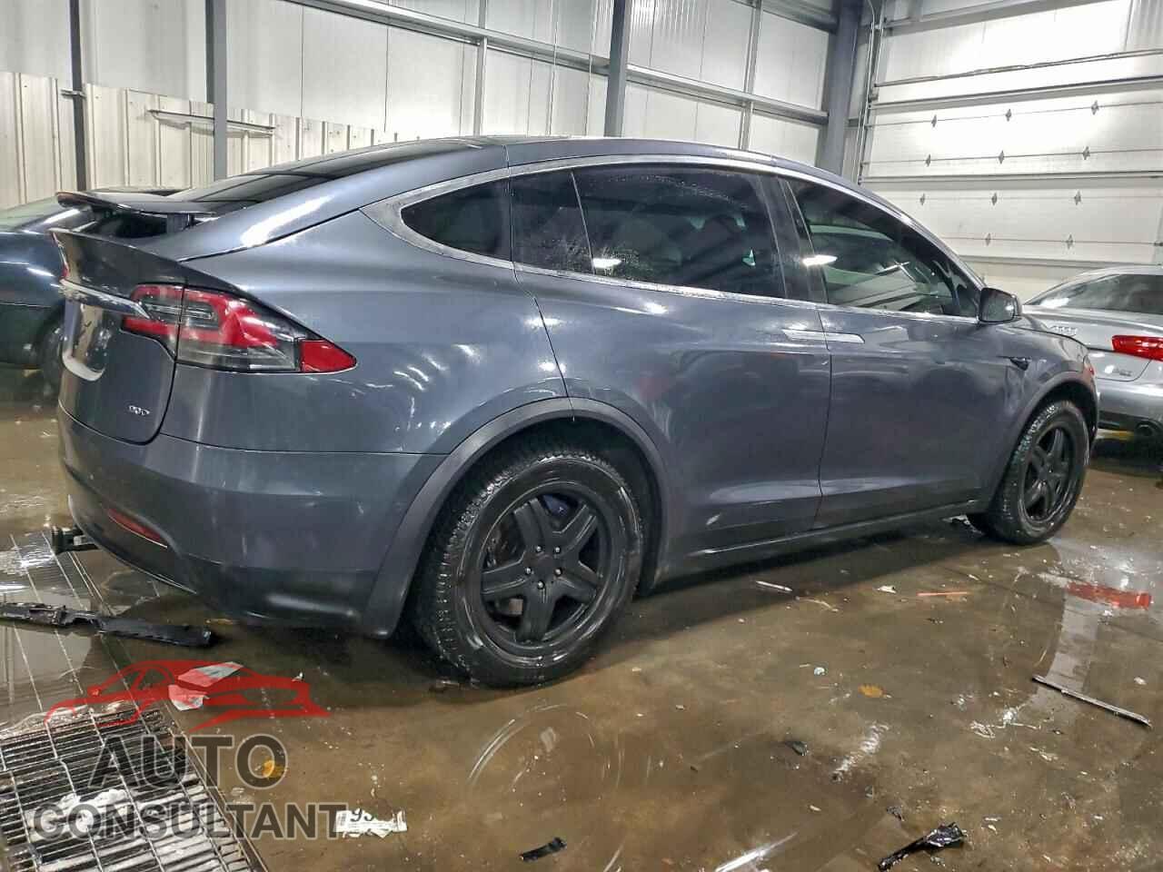 TESLA MODEL X 2017 - 5YJXCBE27HF044411