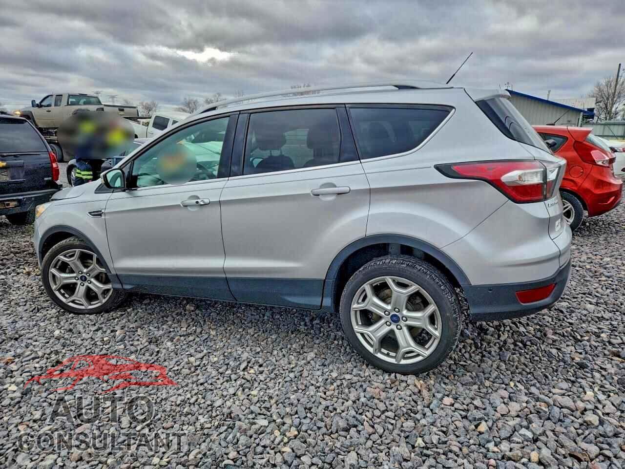 FORD ESCAPE 2017 - 1FMCU0JD1HUB06153