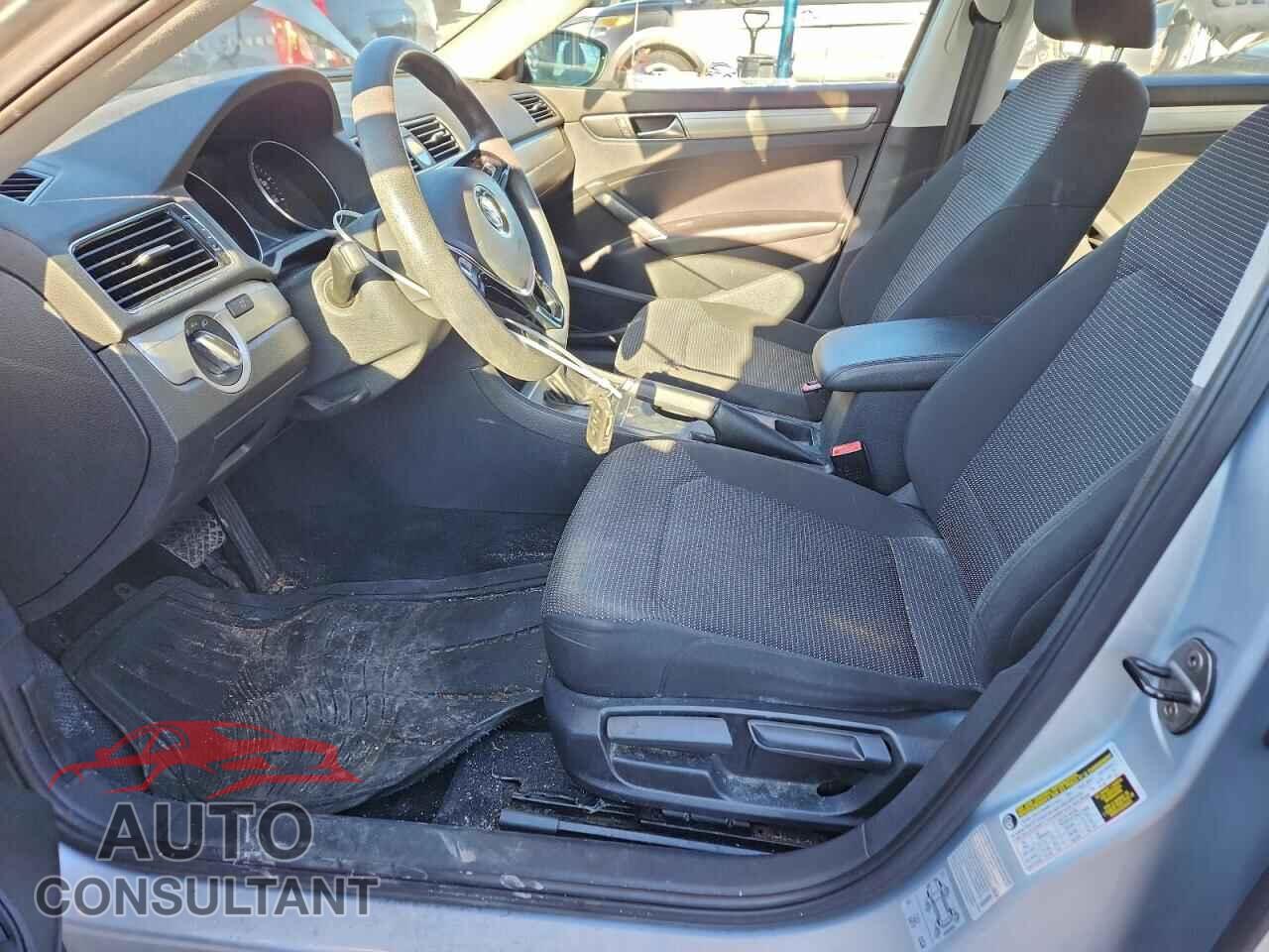 VOLKSWAGEN PASSAT 2017 - 1VWAT7A38HC031825