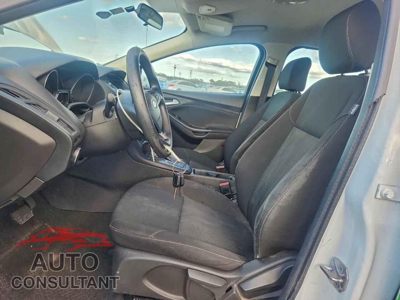 FORD FOCUS 2017 - 1FADP3K28HL228096