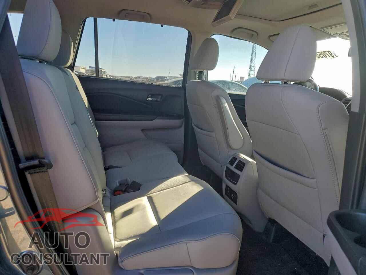 HONDA PILOT 2017 - 5FNYF5H96HB015097