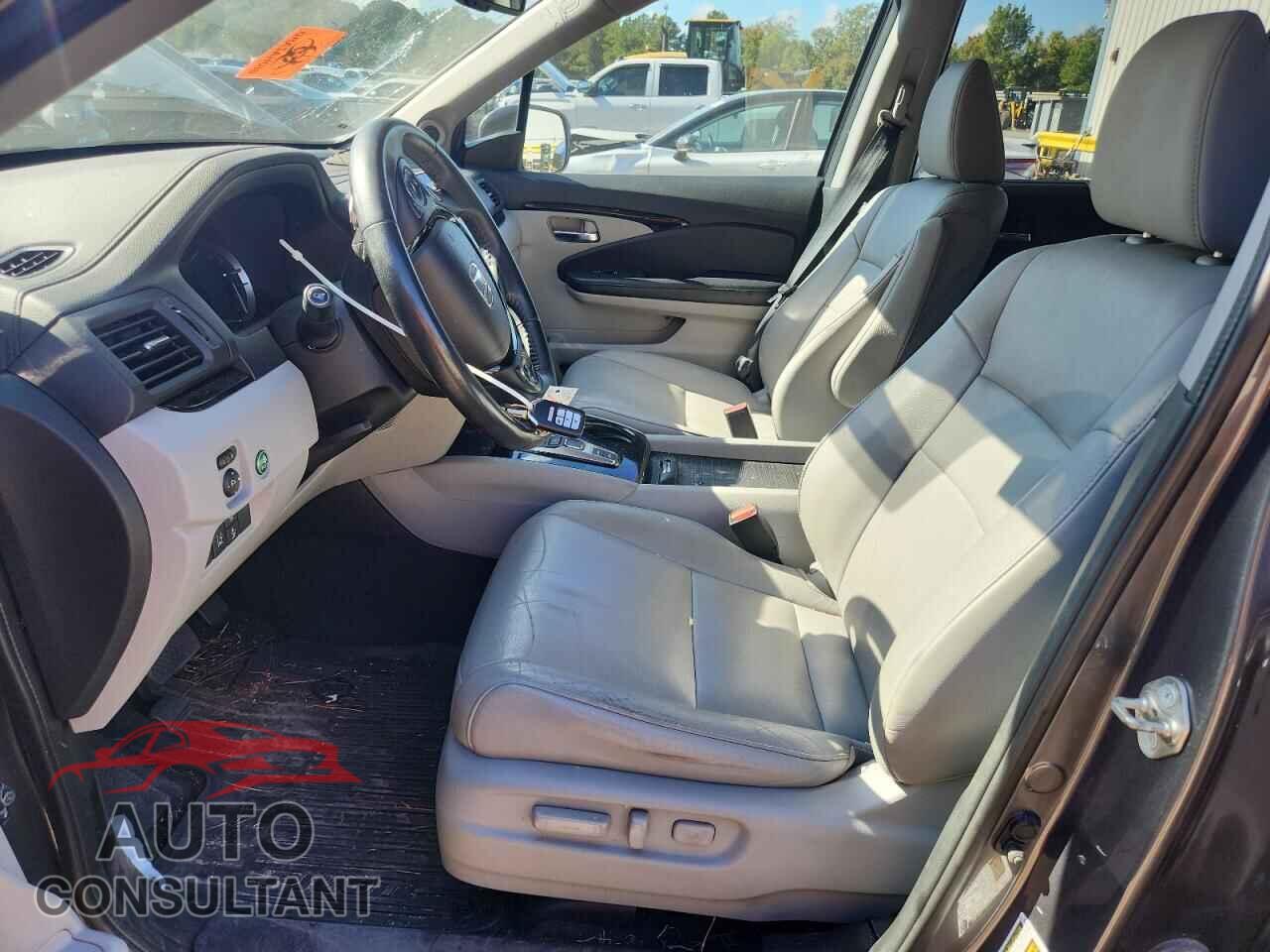 HONDA PILOT 2017 - 5FNYF5H95HB016337