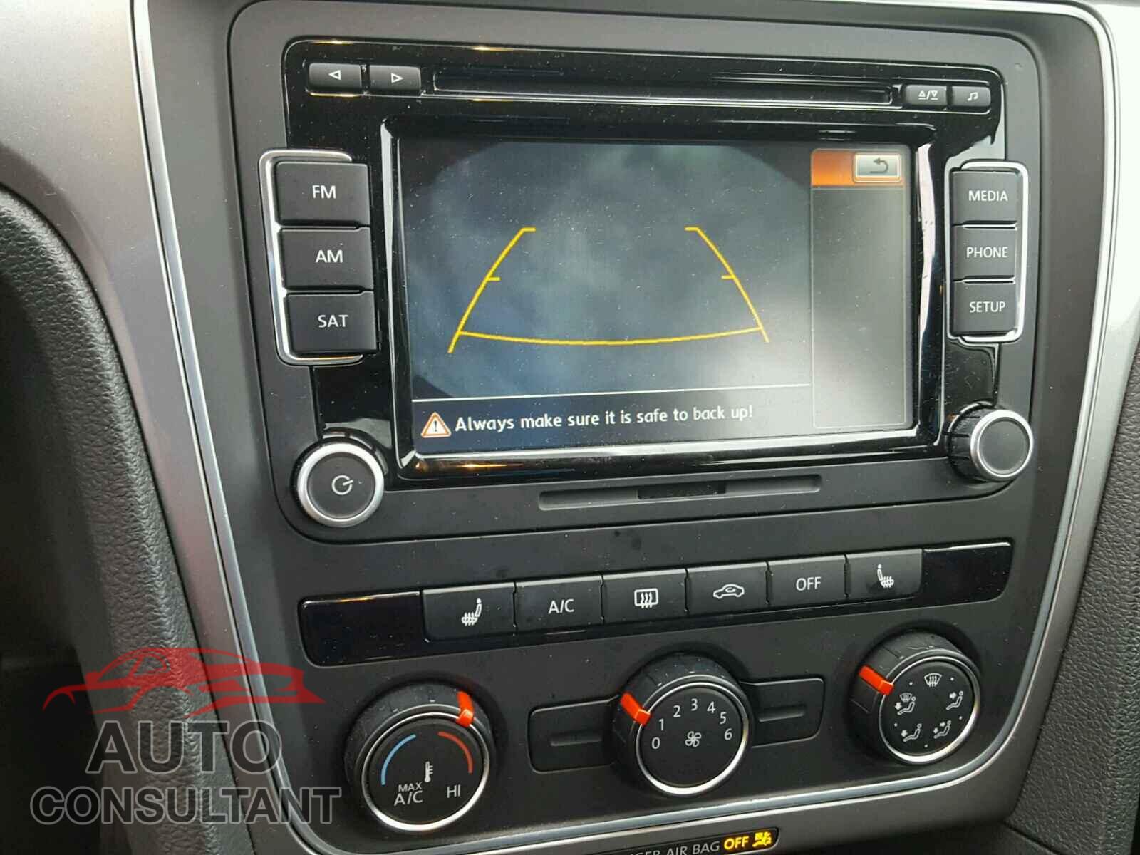 VOLKSWAGEN PASSAT 2015 - 1VWAT7A39FC120249