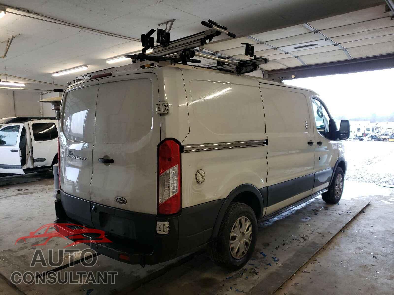 FORD TRANSIT CO 2017 - 1FTYR1YM7HKB49205