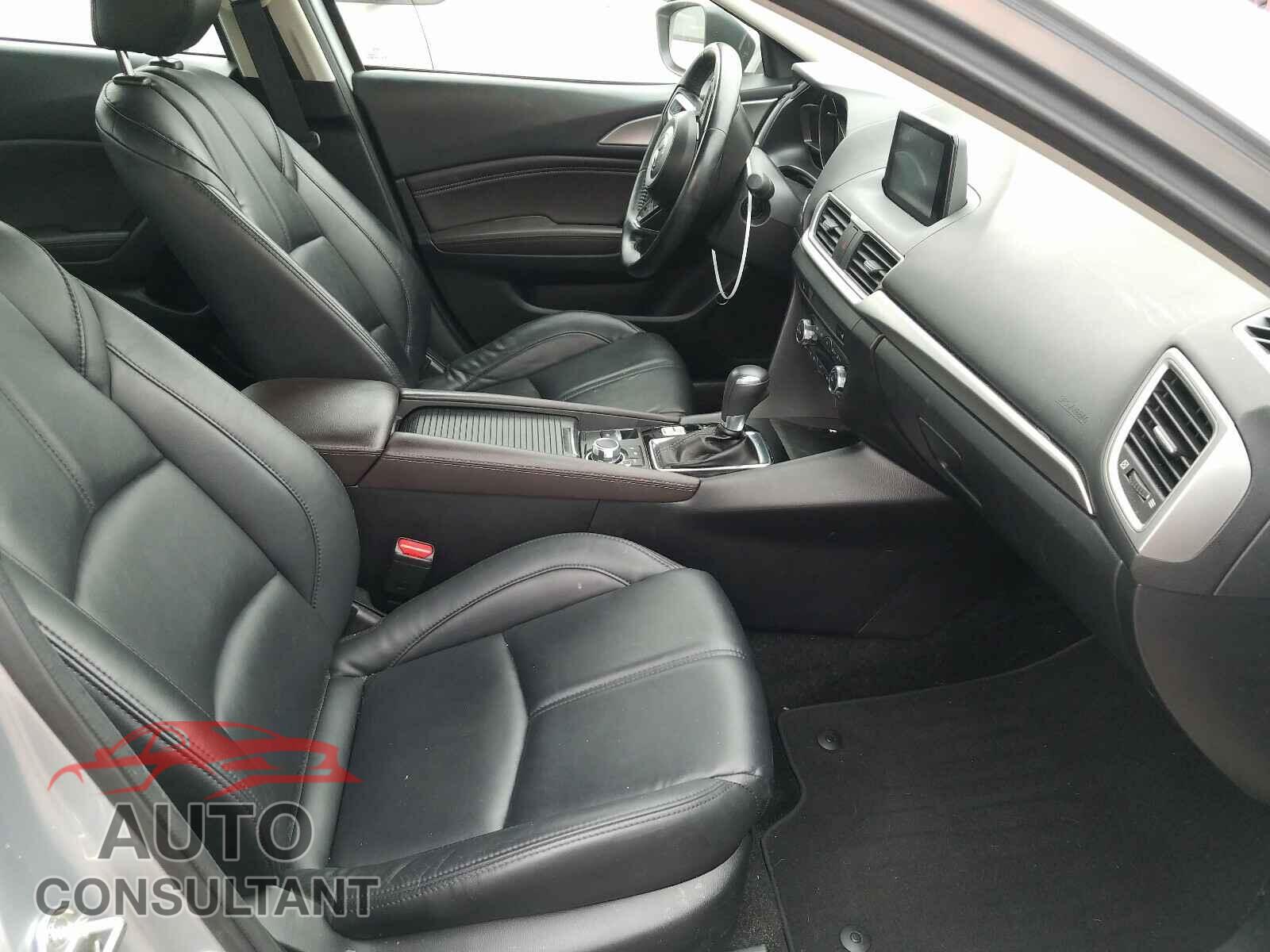 MAZDA 3 2018 - 3MZBN1V37JM210643
