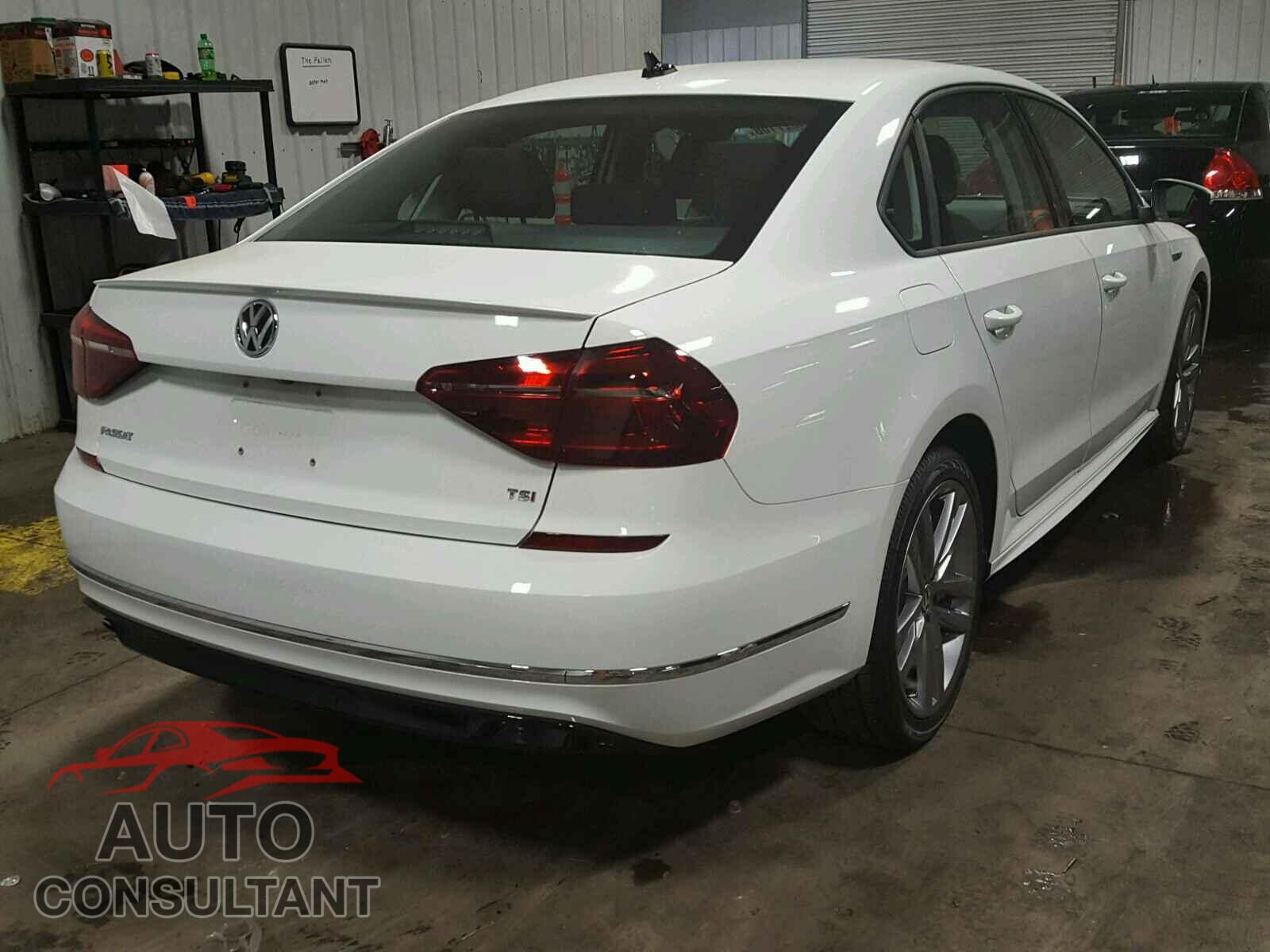 VOLKSWAGEN PASSAT 2018 - 1VWAA7A33JC003331