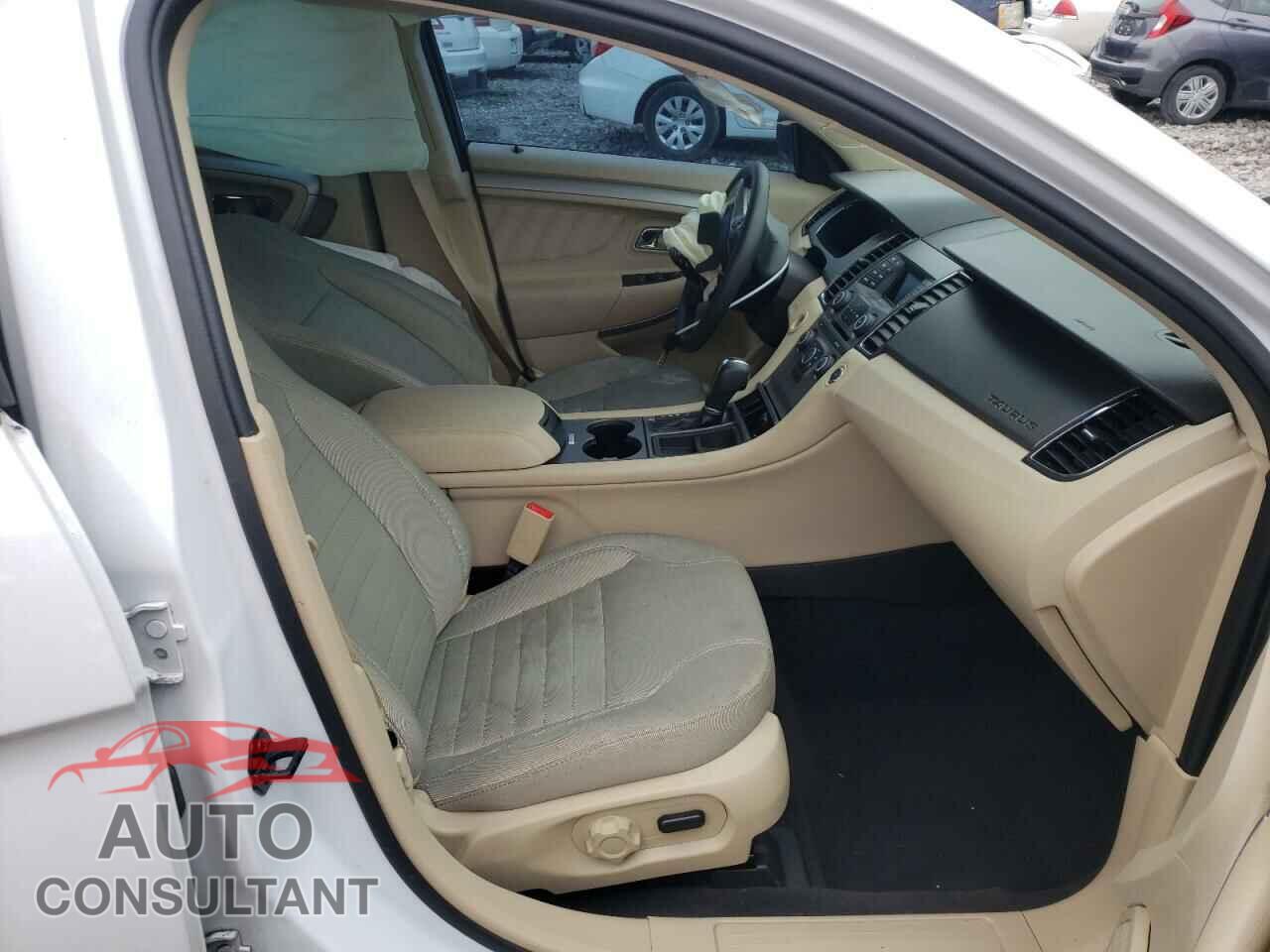 FORD TAURUS 2019 - 1FAHP2D82KG105584