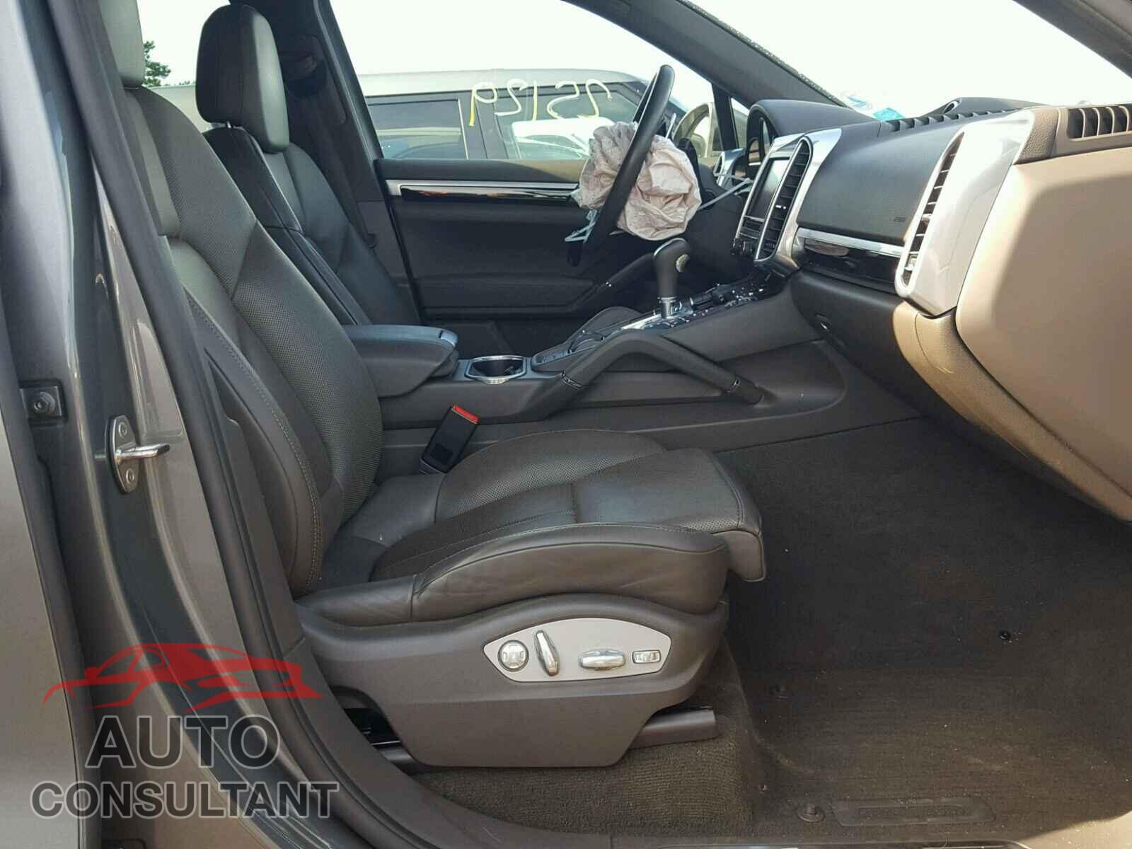 PORSCHE CAYENNE 2016 - WP1AA2A24GKA11352