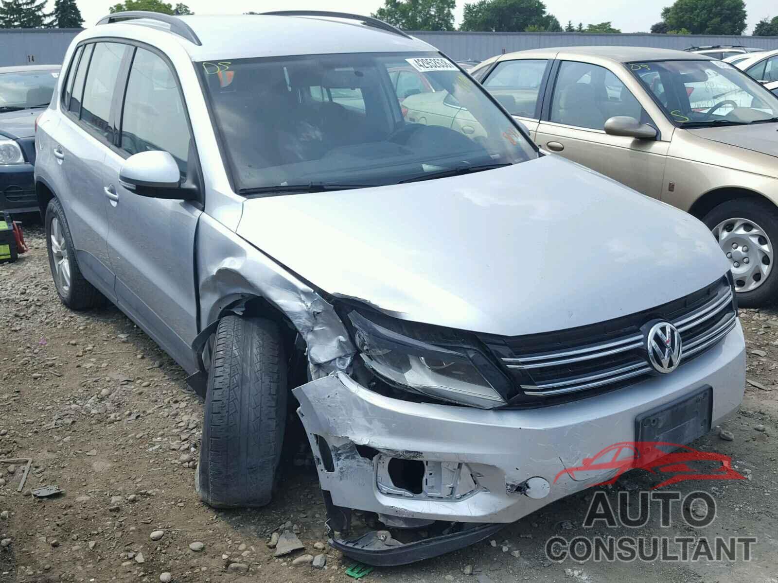 VOLKSWAGEN TIGUAN S 2015 - WVGAV7AX3FW503274
