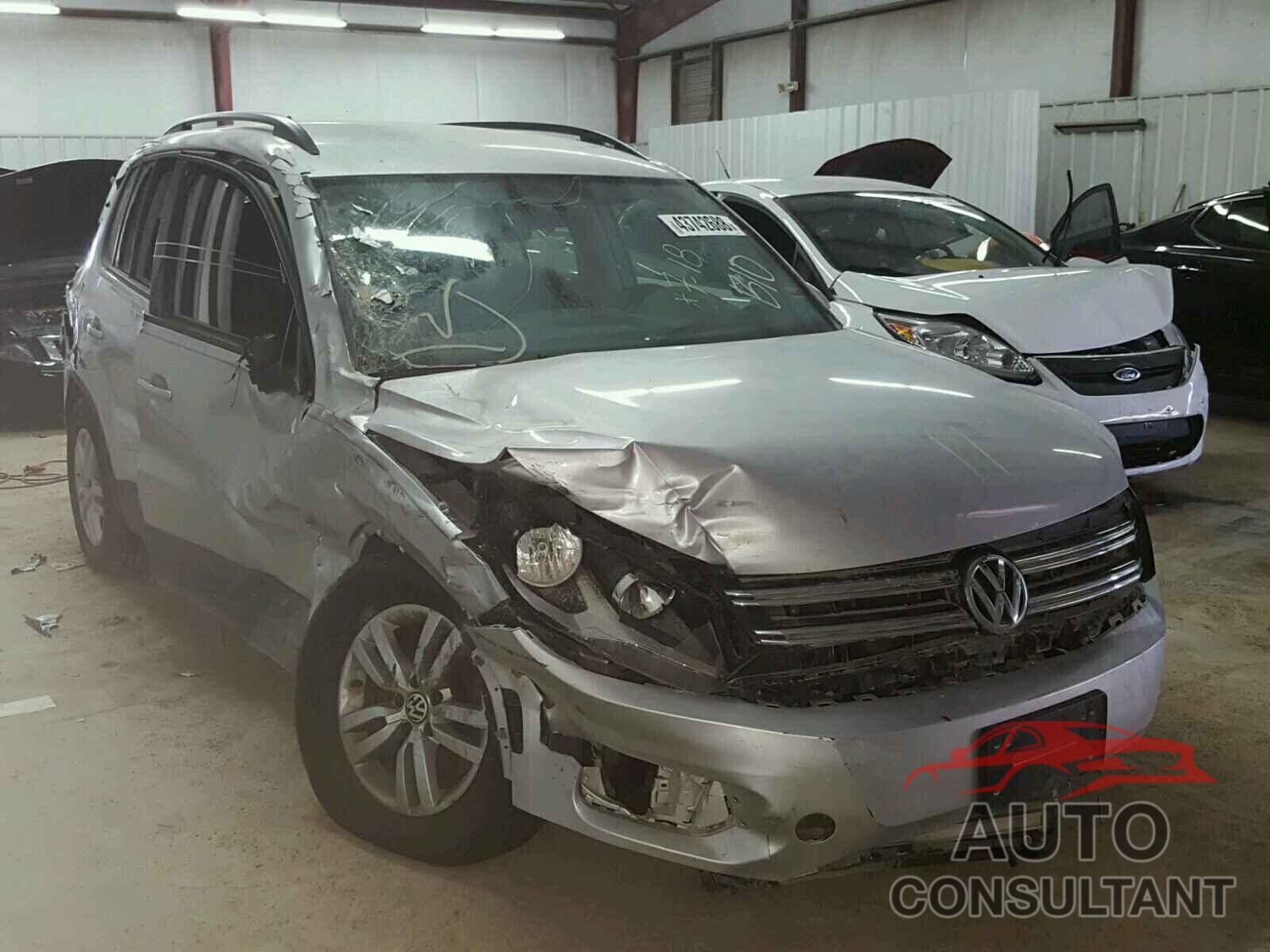 VOLKSWAGEN TIGUAN S 2015 - WVGBV7AX7FW517165