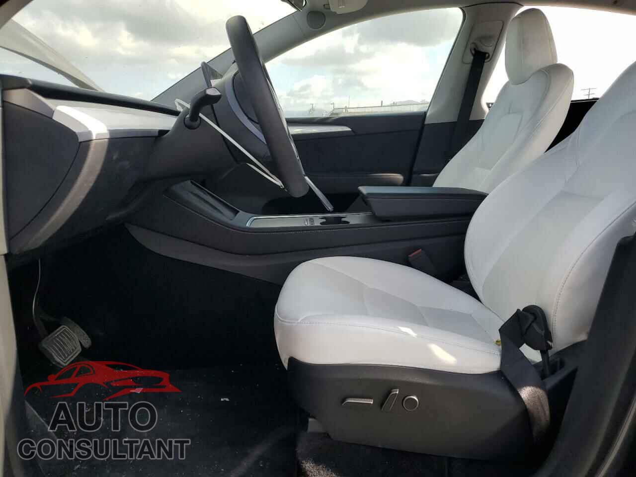 TESLA MODEL Y 2024 - 7SAYGAEE1RF024480