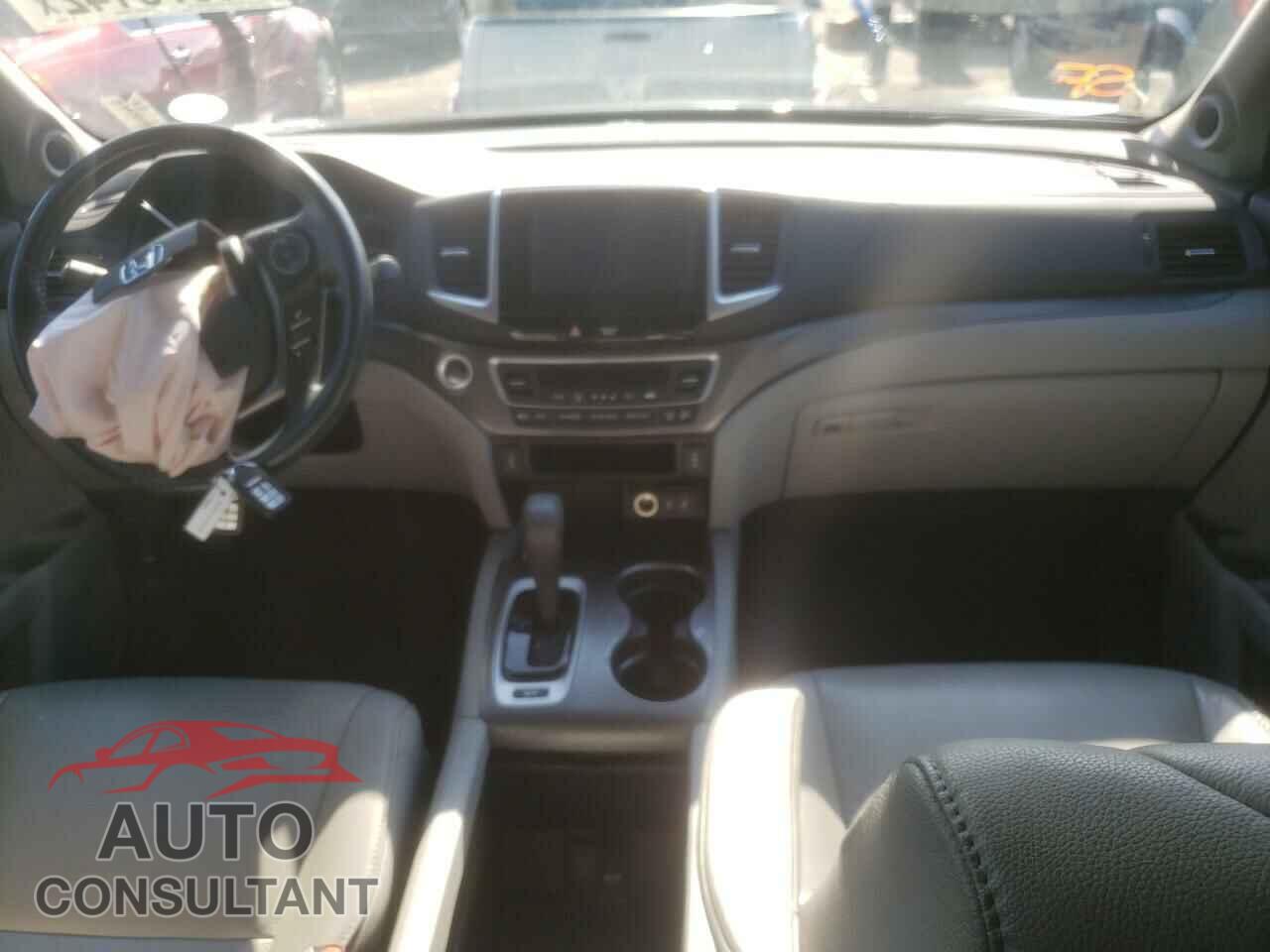 HONDA PILOT 2017 - 5FNYF6H58HB021681