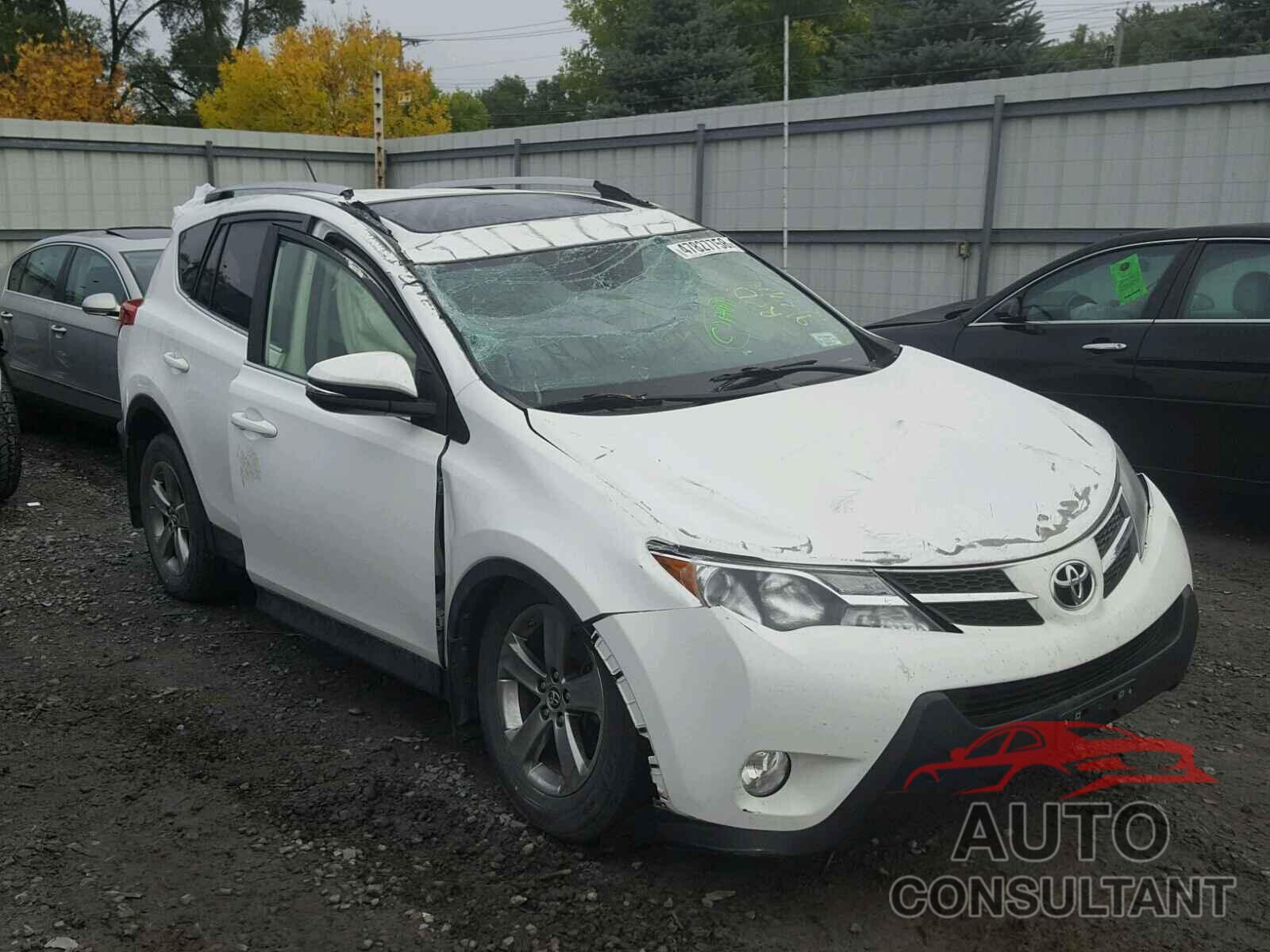 TOYOTA RAV4 XLE 2015 - JTMRFREV6FD125553
