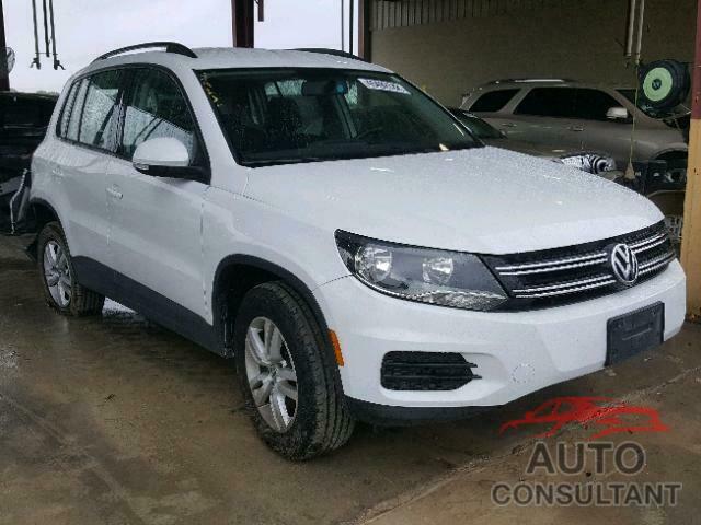 VOLKSWAGEN TIGUAN S 2015 - WVGAV7AX4FW592823