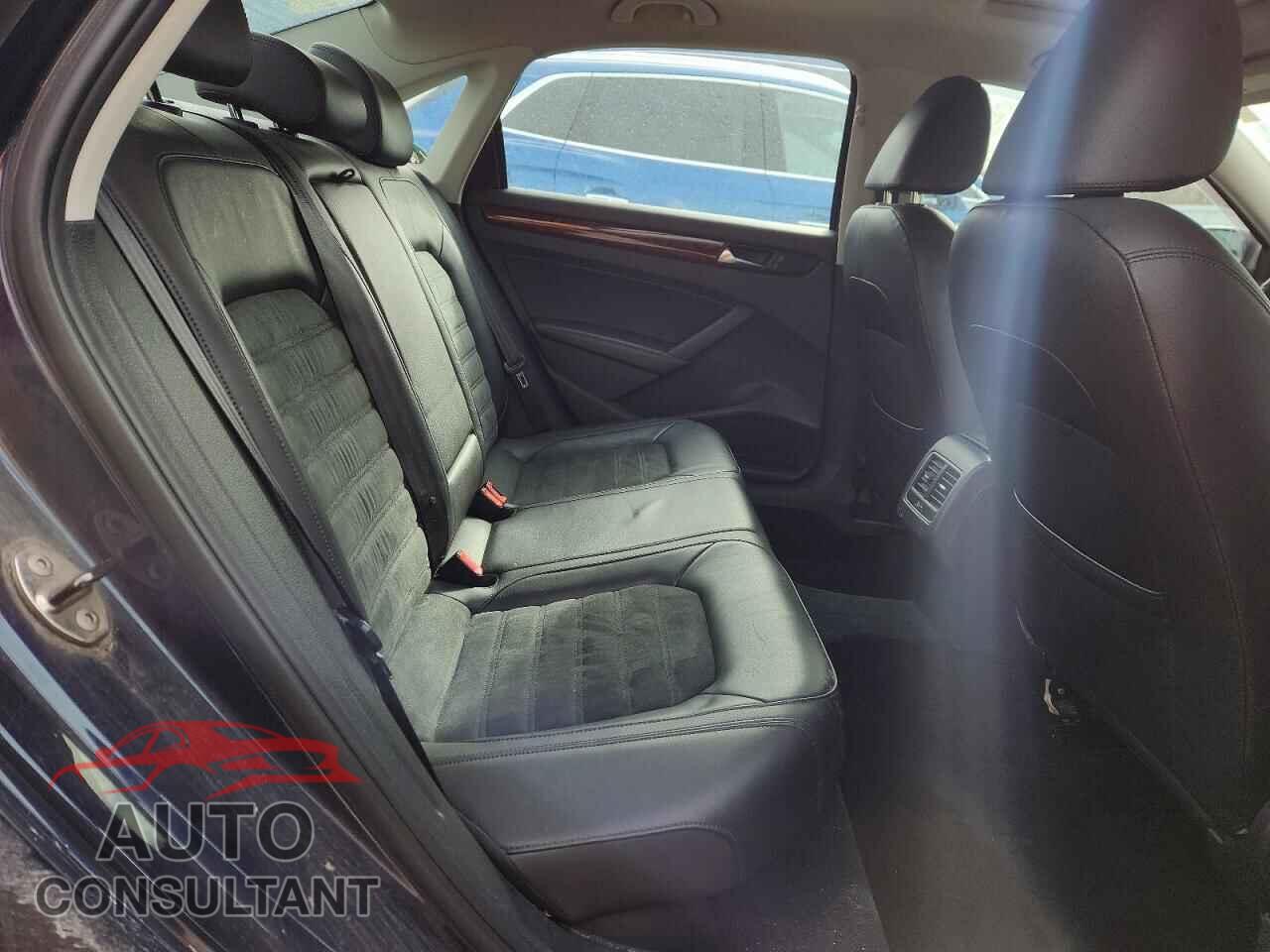VOLKSWAGEN PASSAT 2013 - 1VWCH7A33DC048861