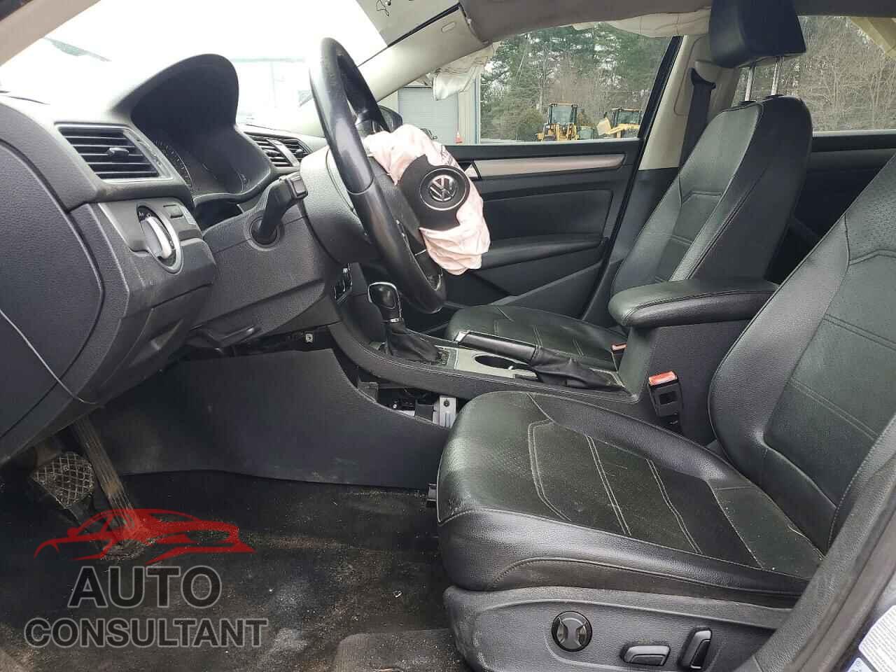VOLKSWAGEN PASSAT 2015 - 1VWBV7A32FC093961