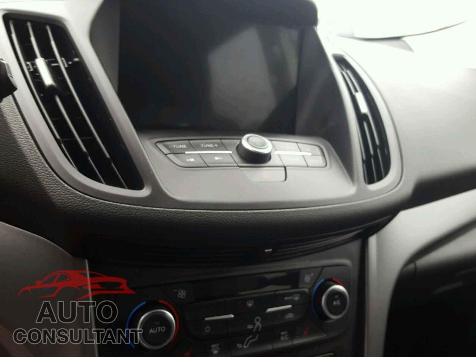 FORD ESCAPE SE 2018 - 1FMCU9GD6JUB70657