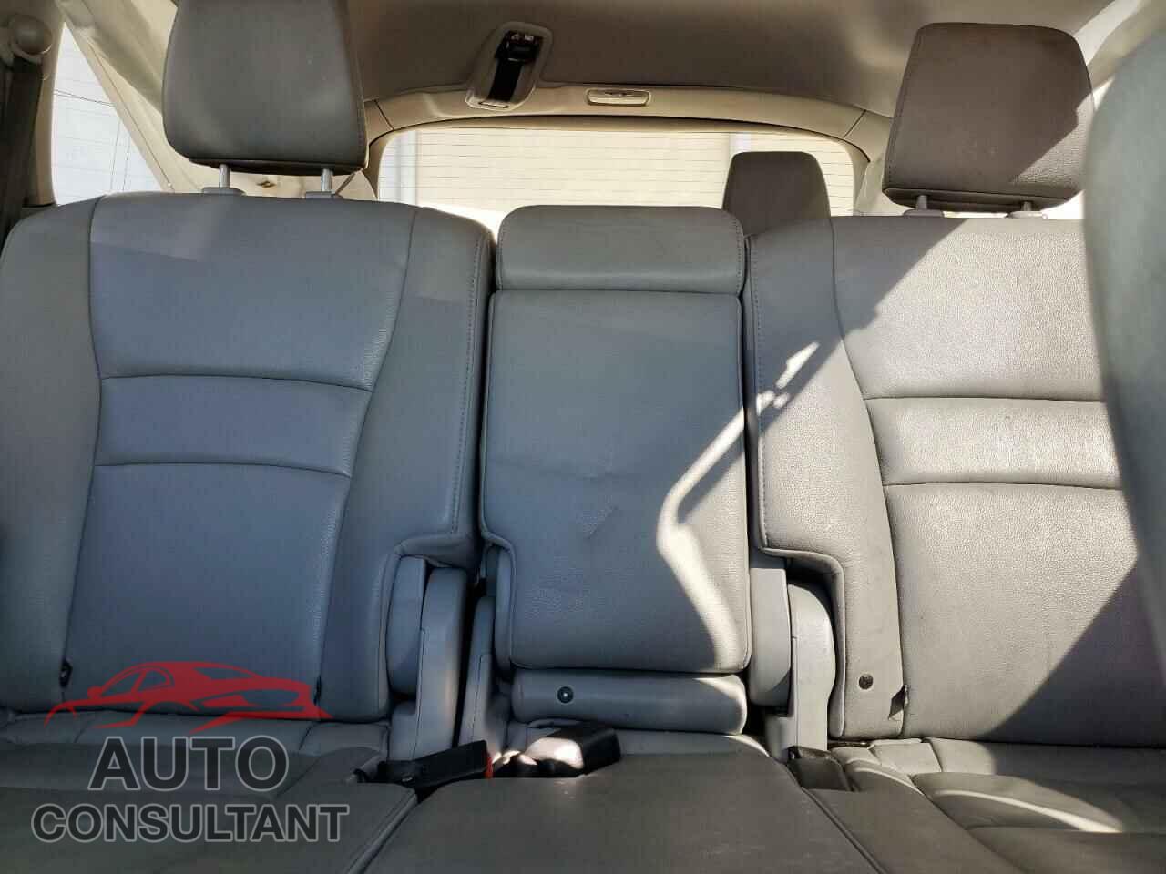 HONDA PILOT 2017 - 5FNYF6H82HB076119