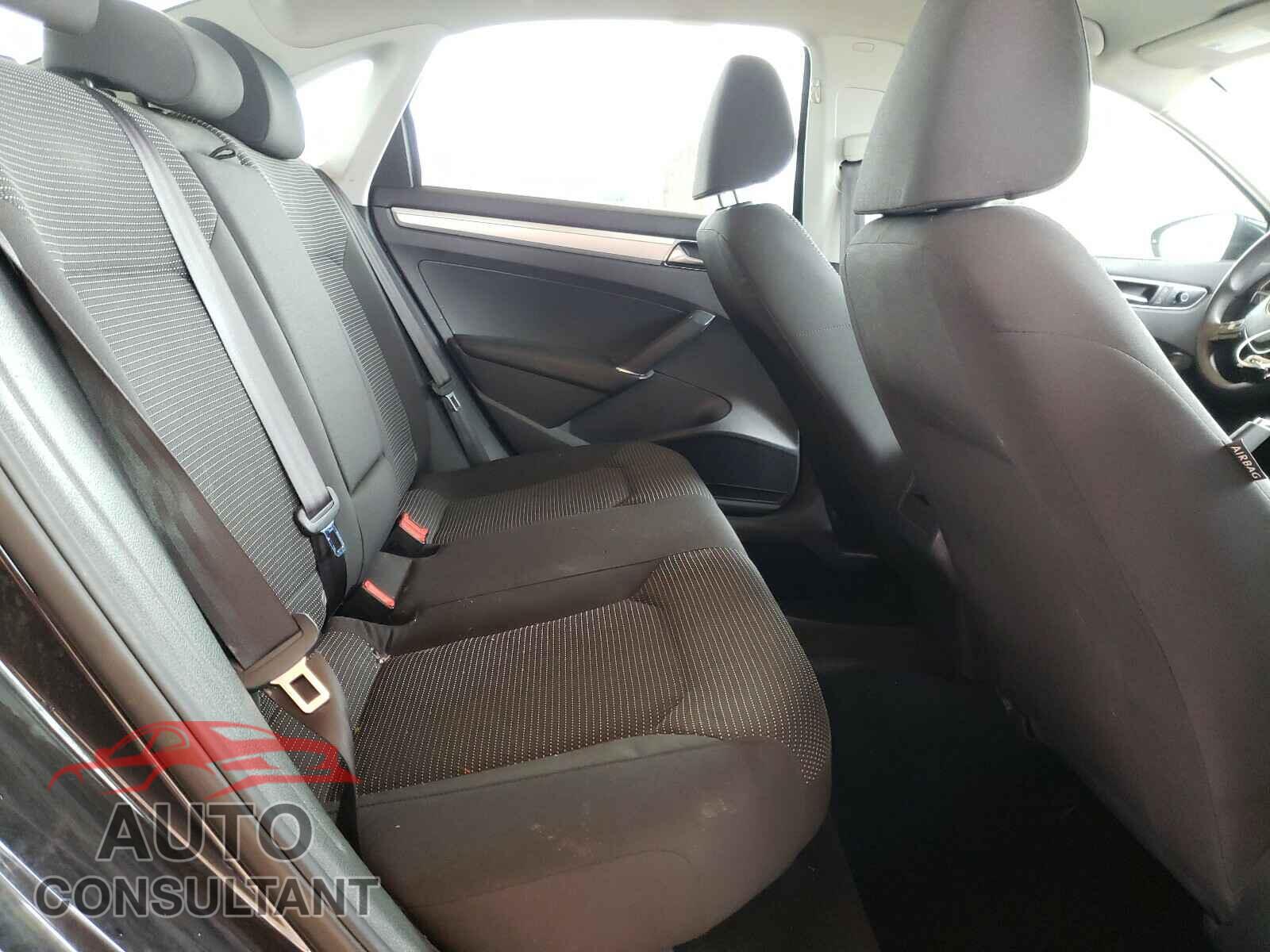 VOLKSWAGEN PASSAT 2017 - 1VWAT7A35HC028414
