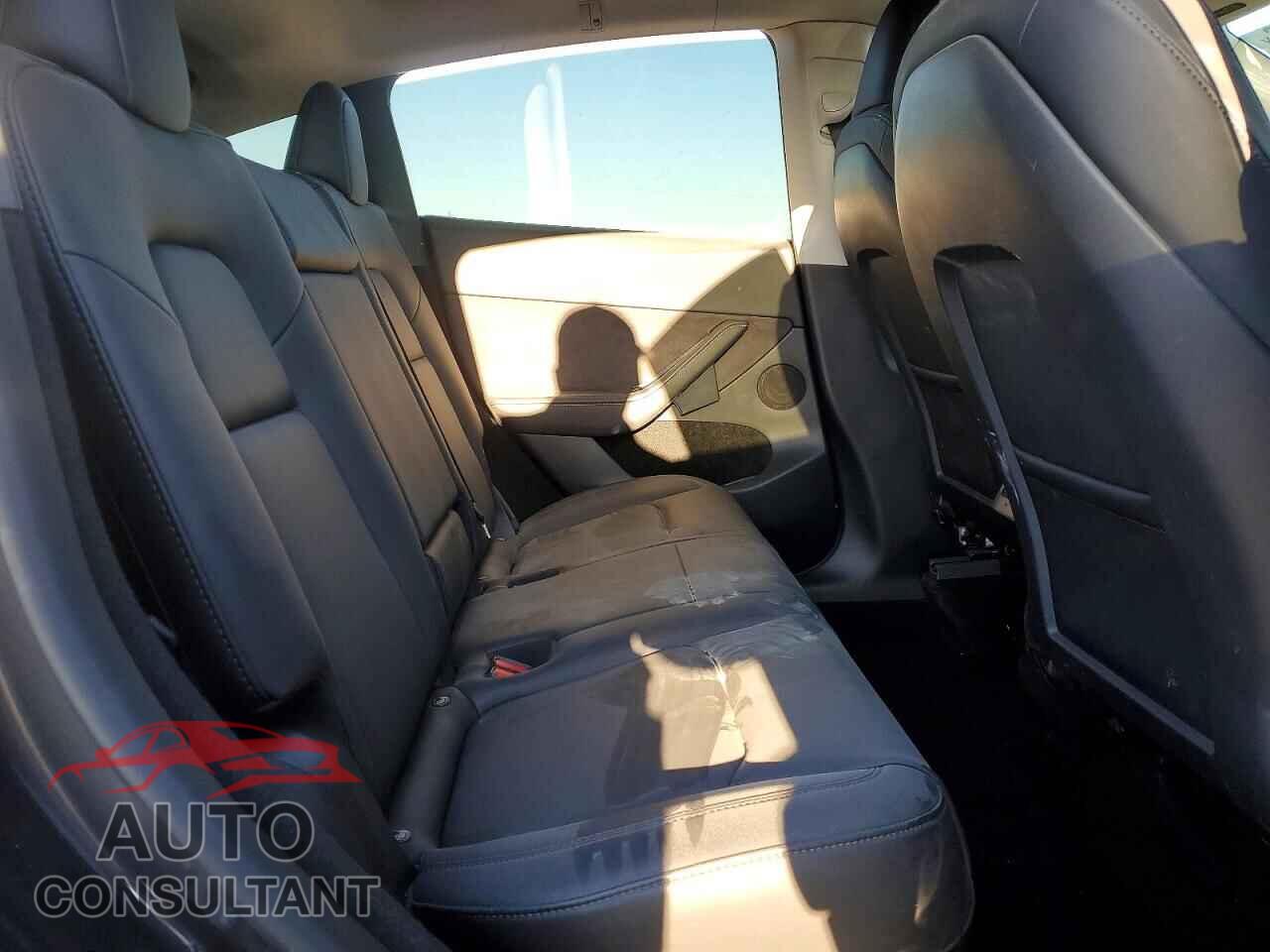 TESLA MODEL Y 2024 - 7SAYGDEE7RF013565