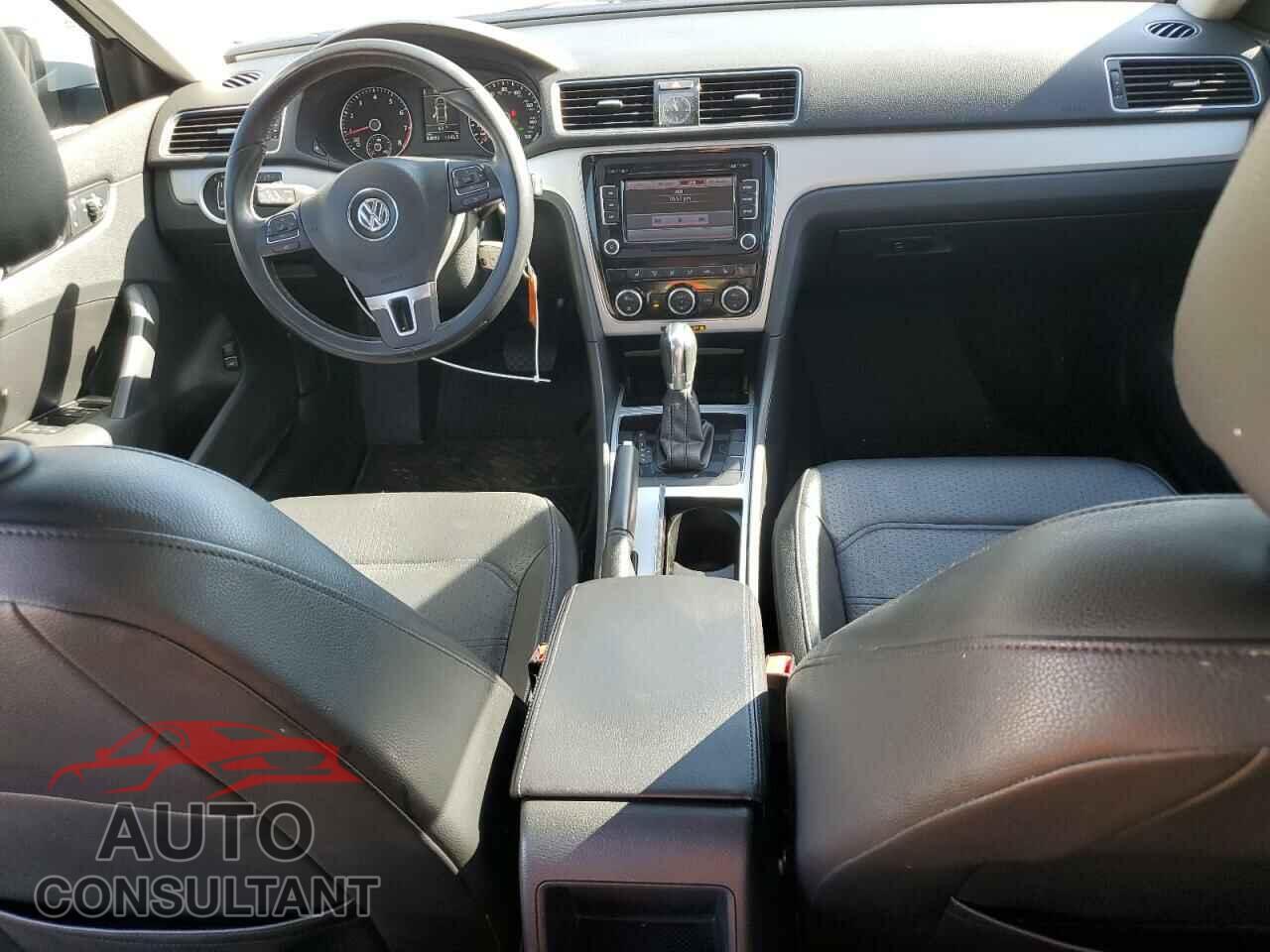 VOLKSWAGEN PASSAT 2012 - 1VWBP7A33CC070212