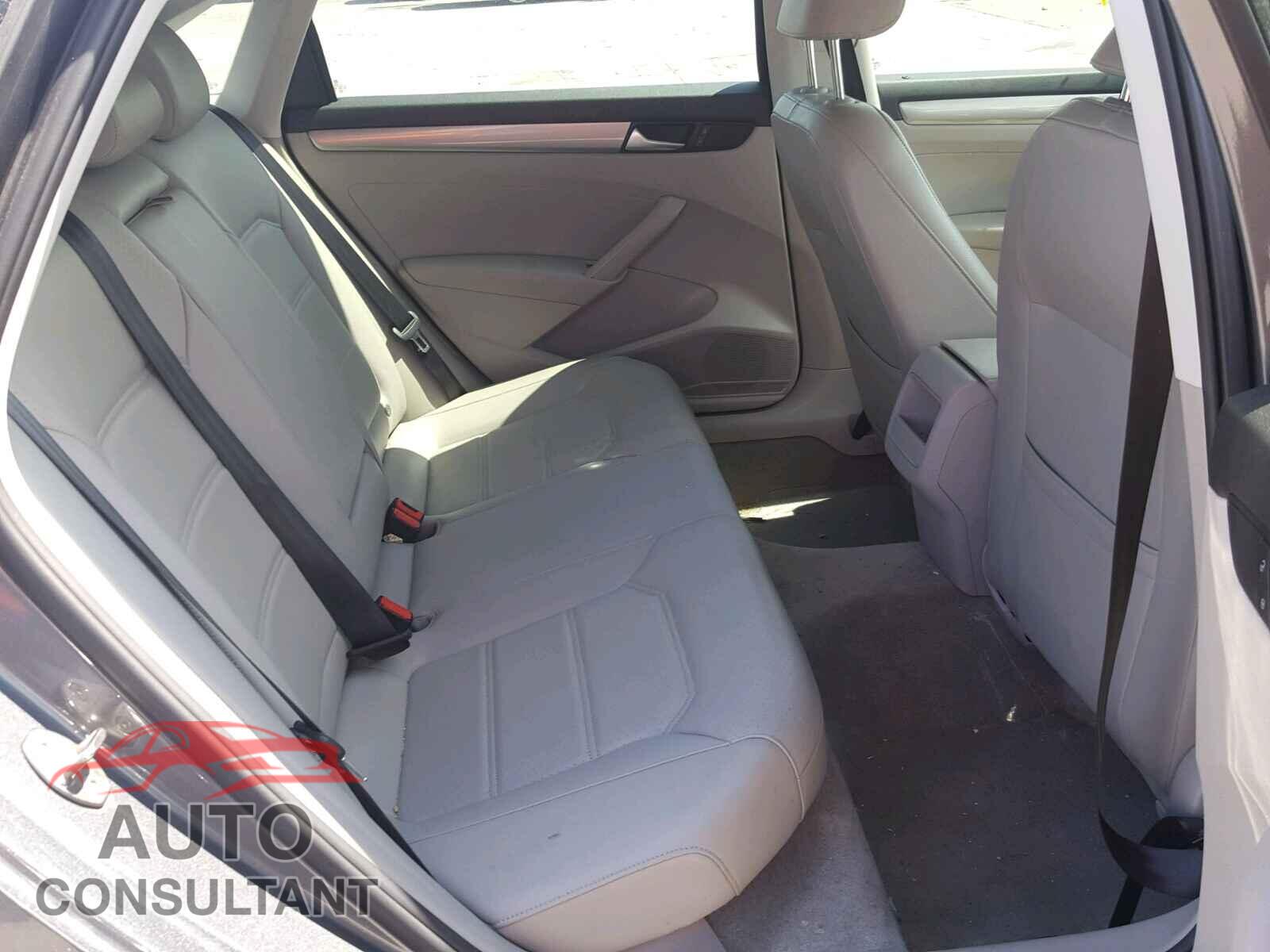 VOLKSWAGEN PASSAT 2015 - 1VWAT7A32FC117967