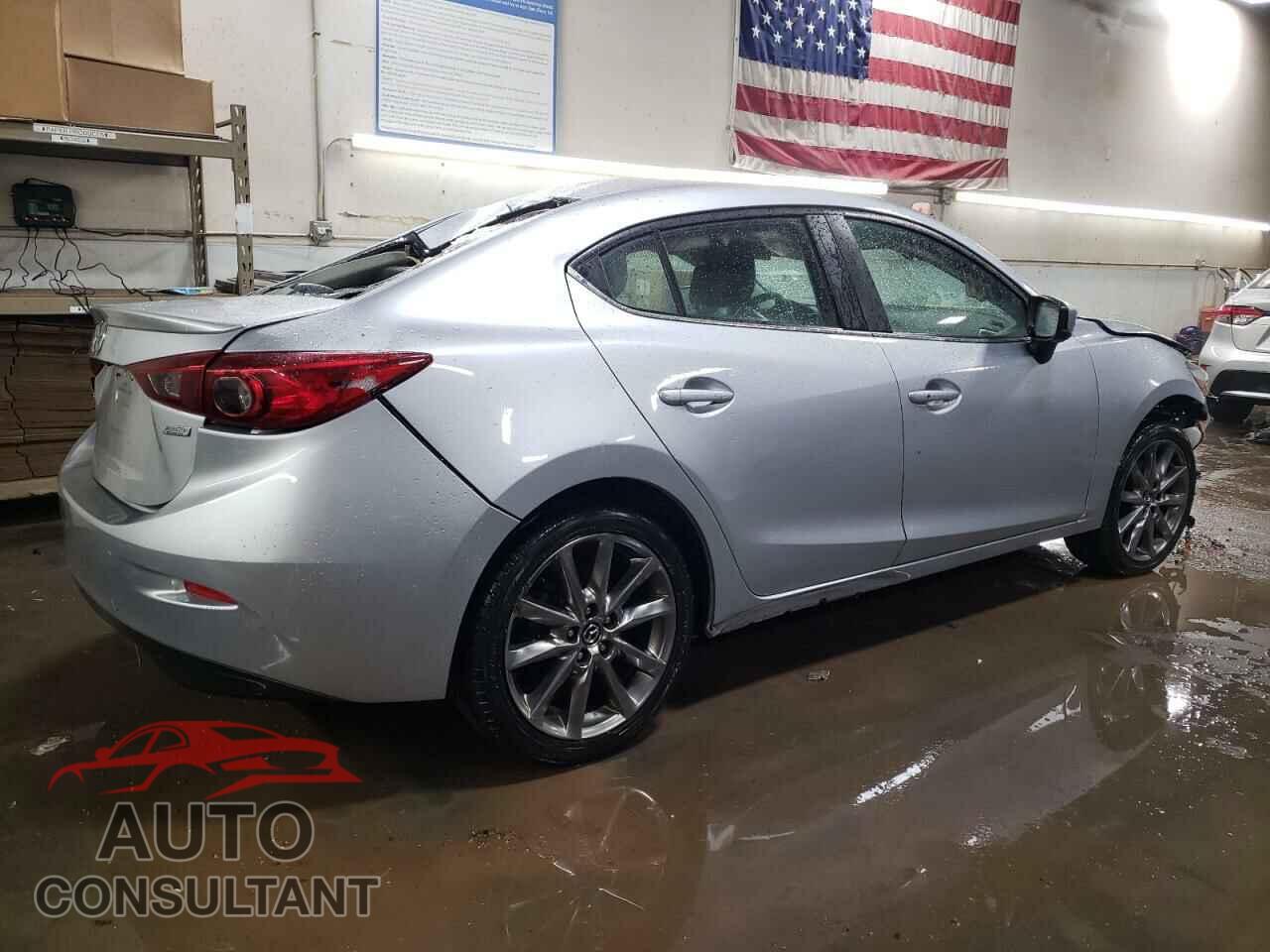 MAZDA 3 2018 - 3MZBN1V37JM186554