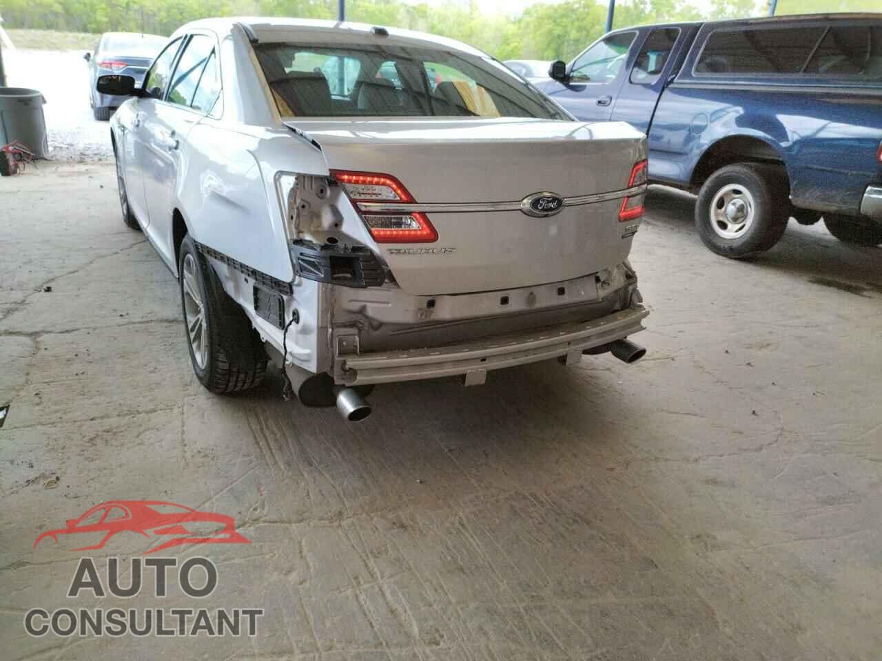 FORD TAURUS 2018 - 1FAHP2E82JG136752