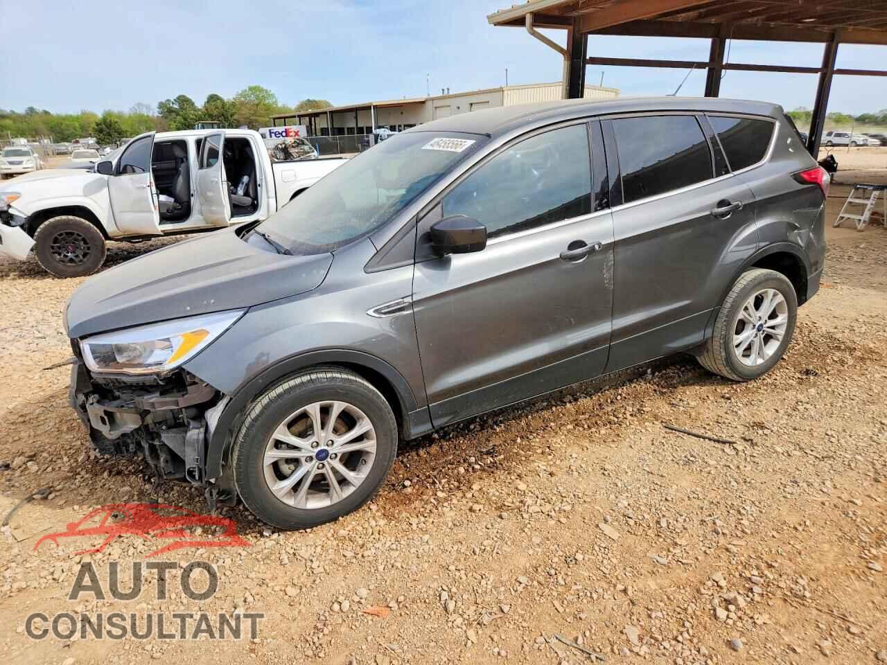 FORD ESCAPE 2017 - 1FMCU0GD5HUC33687