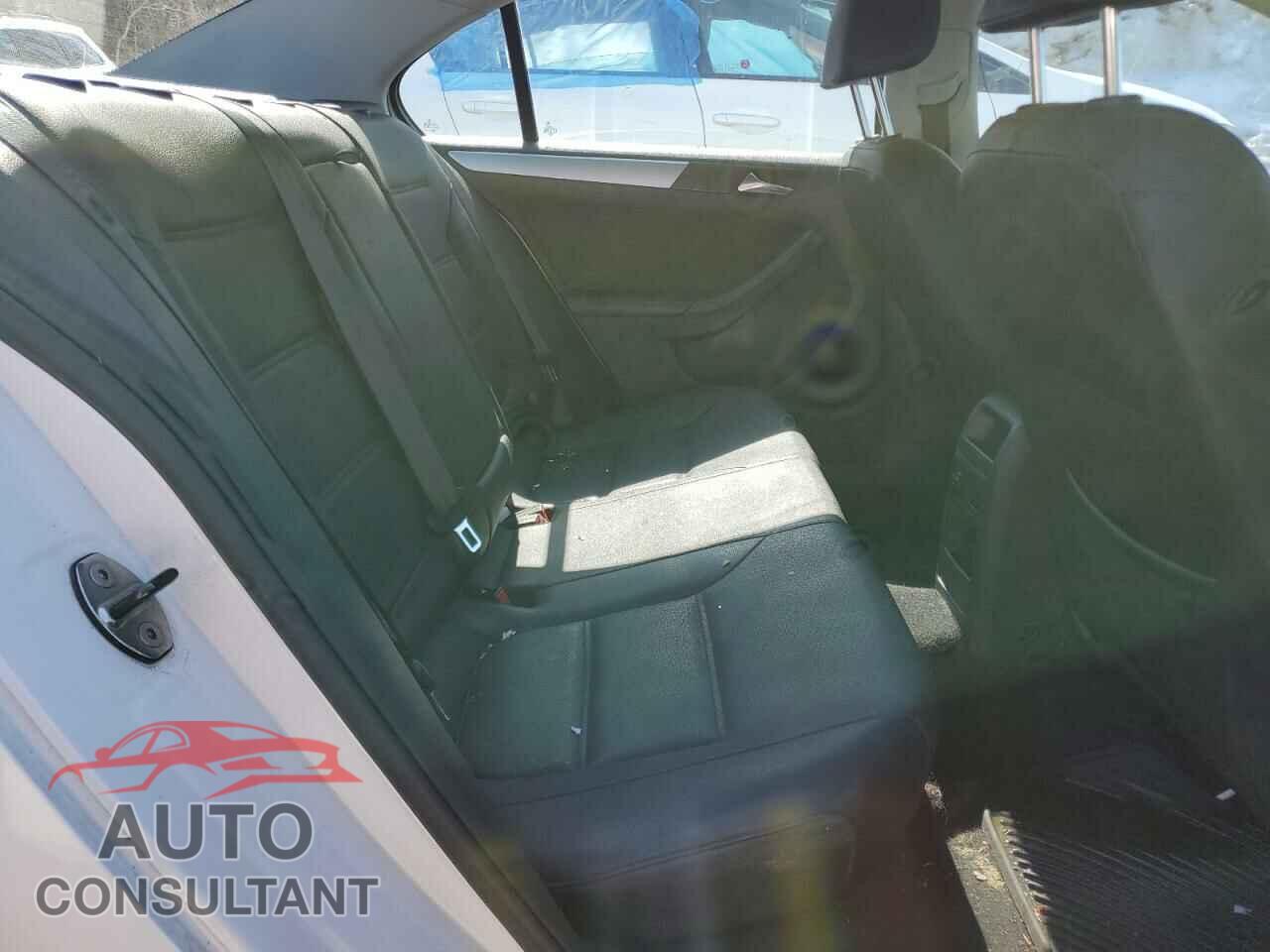 VOLKSWAGEN JETTA 2011 - 3VWLL7AJXBM109258
