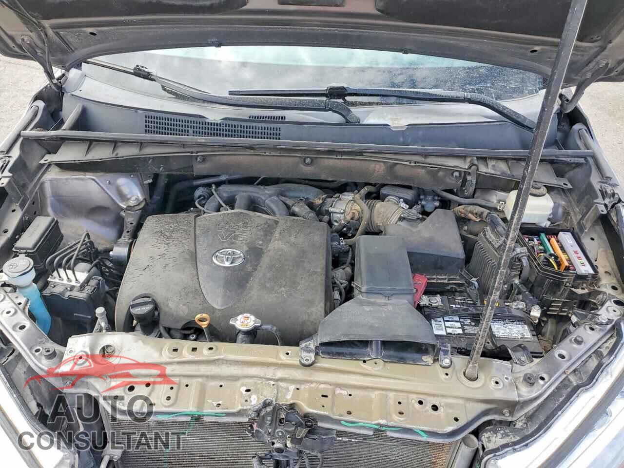 TOYOTA HIGHLANDER 2018 - 5TDZZRFH9JS282412