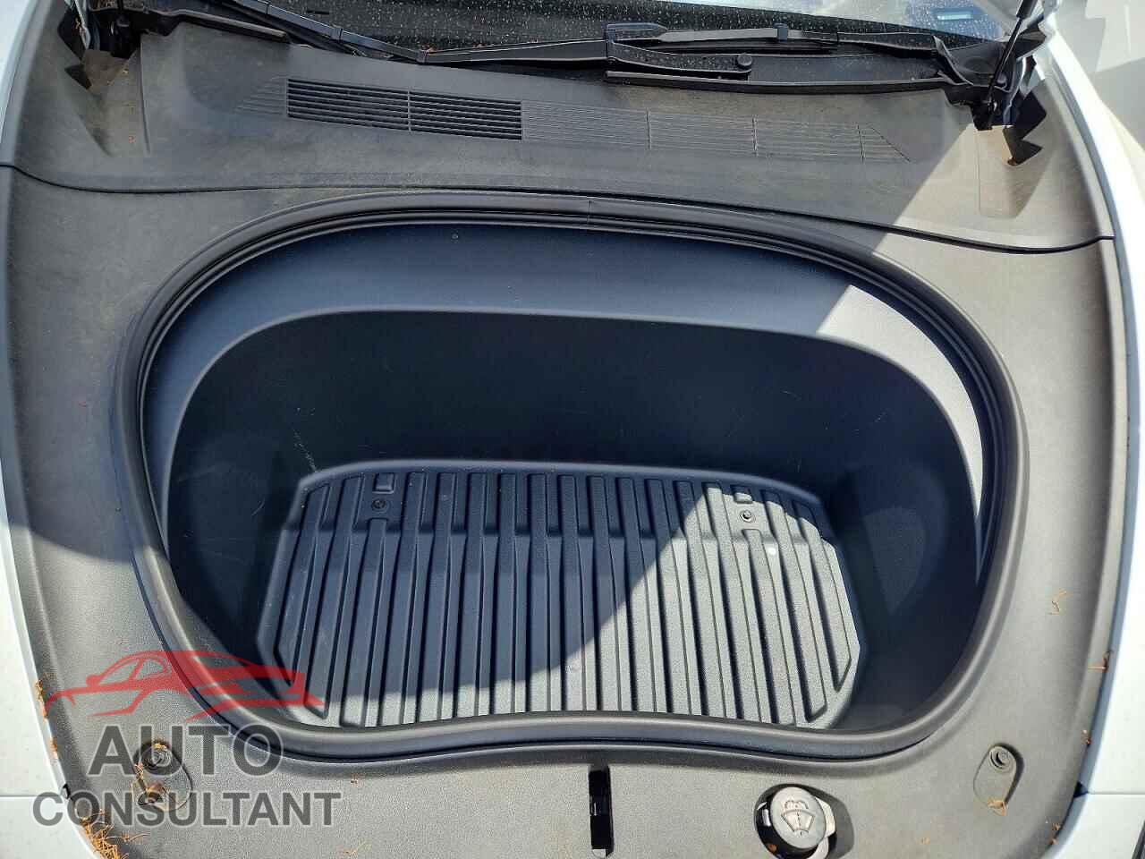 TESLA MODEL 3 2025 - 5YJ3E1EA3SF009401