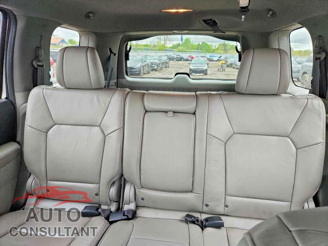 HONDA PILOT 2015 - 5FNYF4H64FB016732
