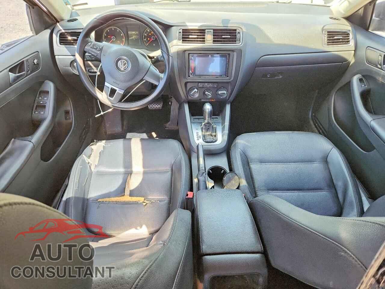 VOLKSWAGEN JETTA 2011 - 3VWDX7AJ4BM370118