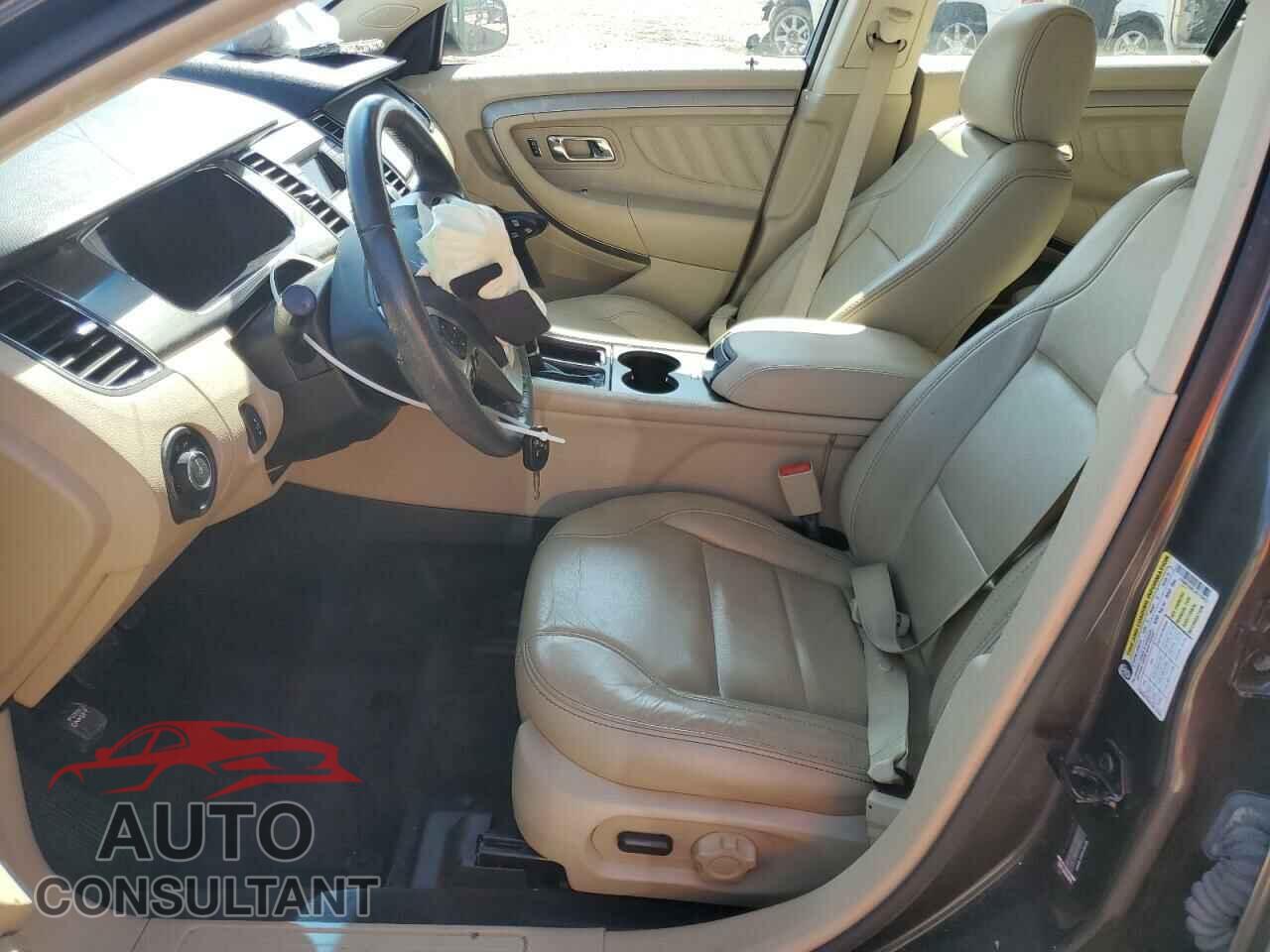 FORD TAURUS 2018 - 1FAHP2E85JG110923