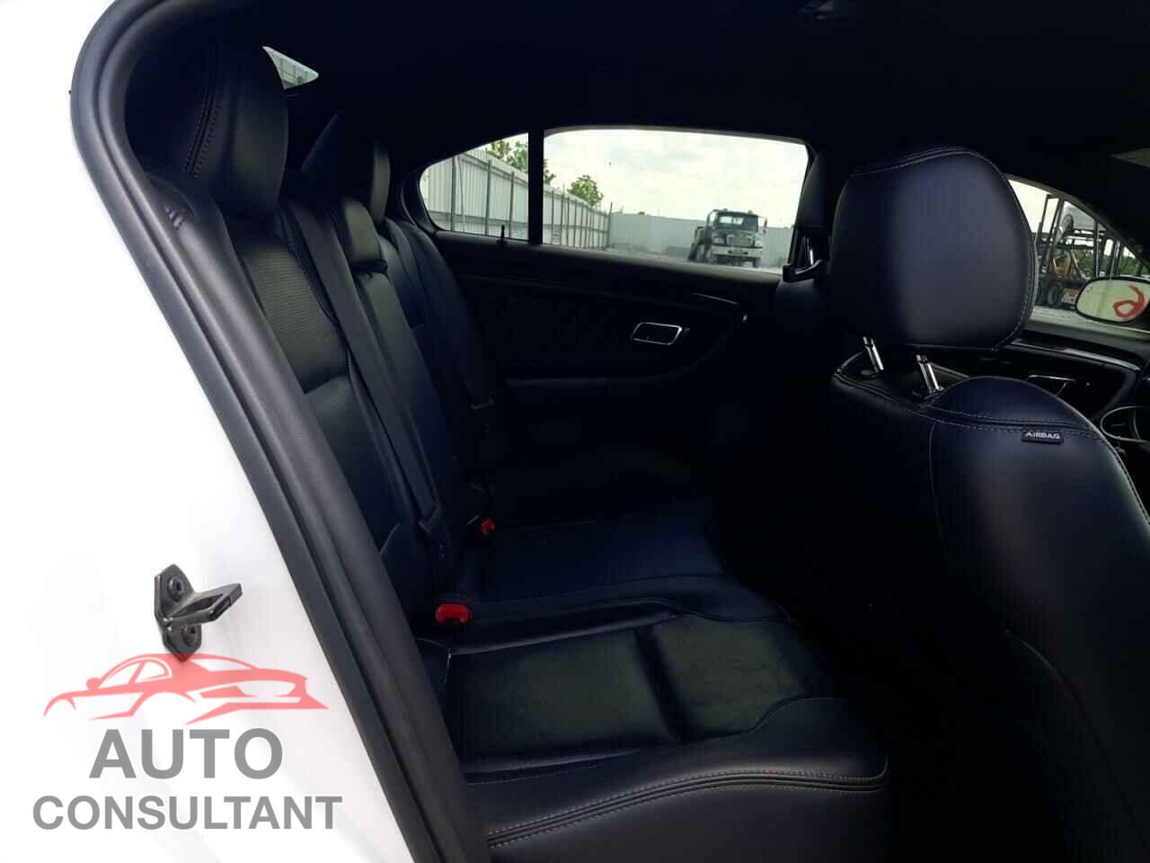 FORD TAURUS 2018 - 1FAHP2F82JG109744