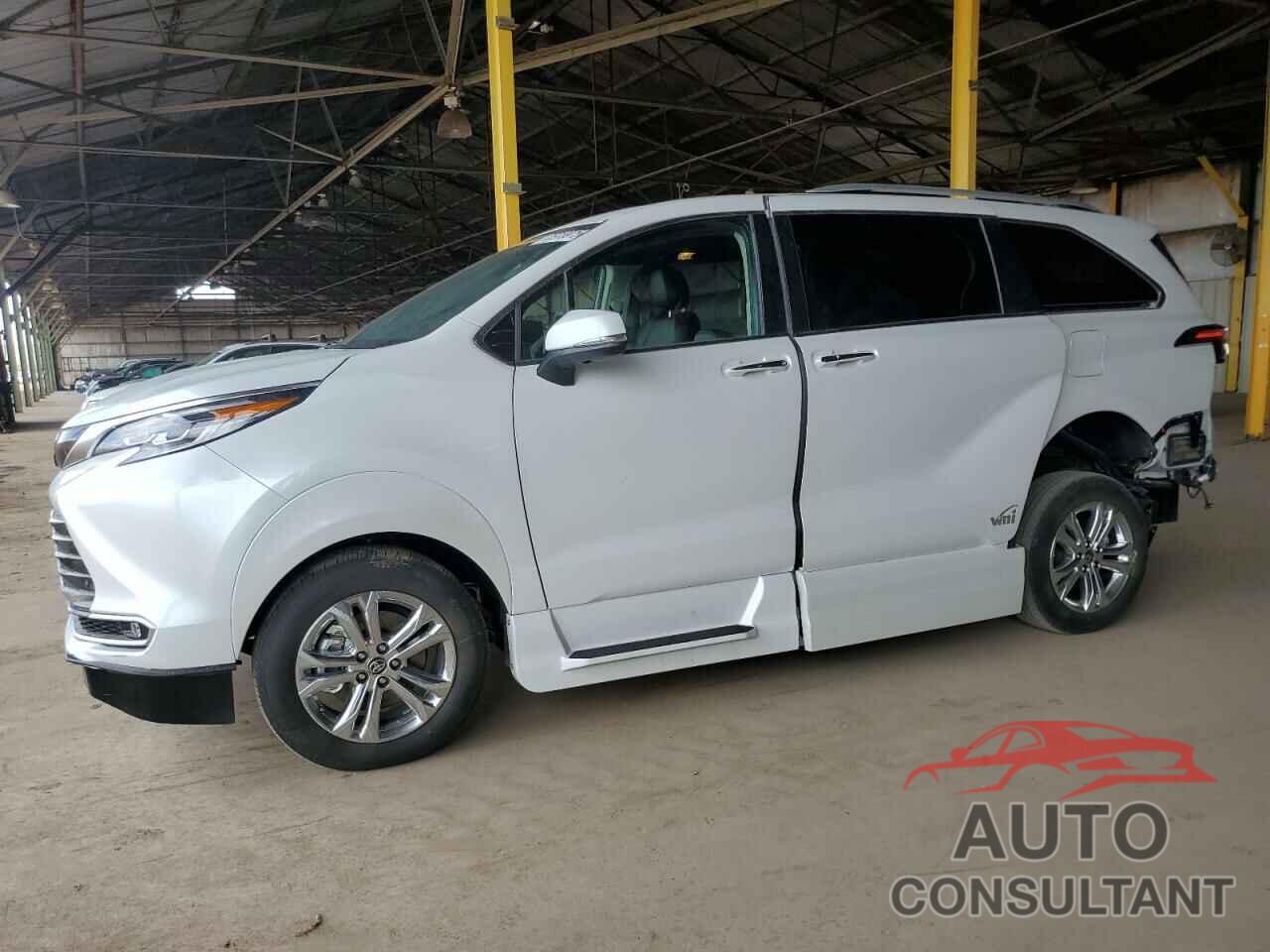 TOYOTA SIENNA 2023 - 5TDESKFC4PS095831