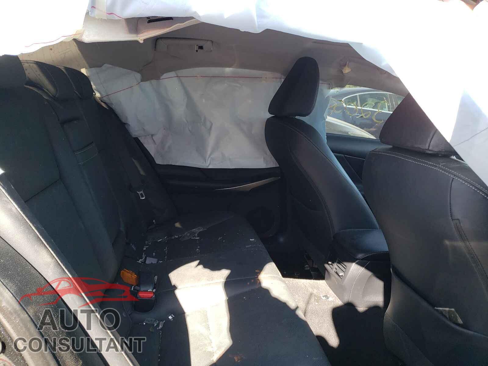 LEXUS IS 2018 - JTHC81D25J5028855