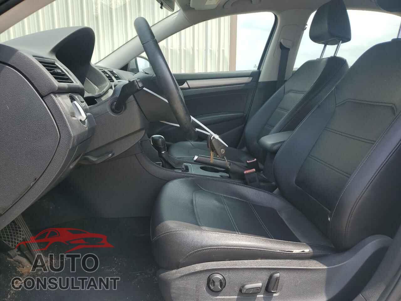 VOLKSWAGEN PASSAT 2014 - 1VWAT7A32EC100133