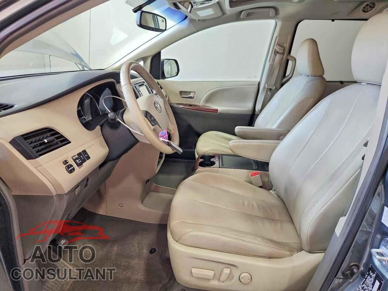 TOYOTA SIENNA 2013 - 5TDYK3DC8DS367640