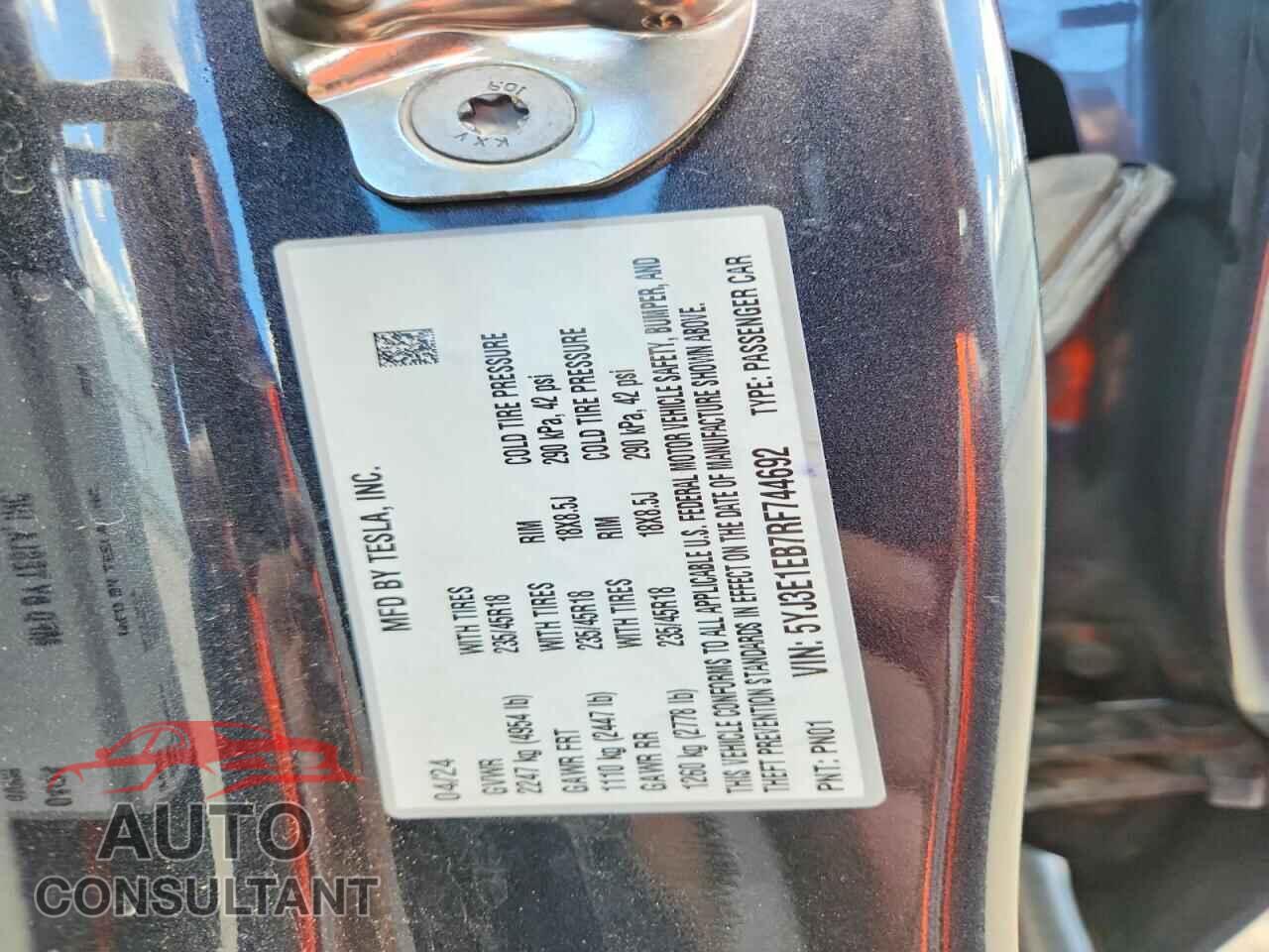 TESLA MODEL 3 2024 - 5YJ3E1EB7RF744692