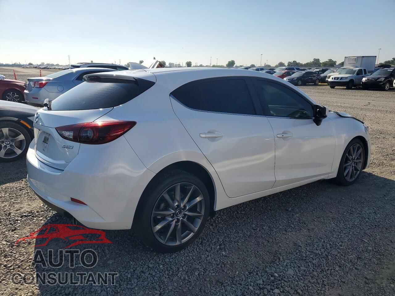 MAZDA 3 2018 - 3MZBN1M38JM239893