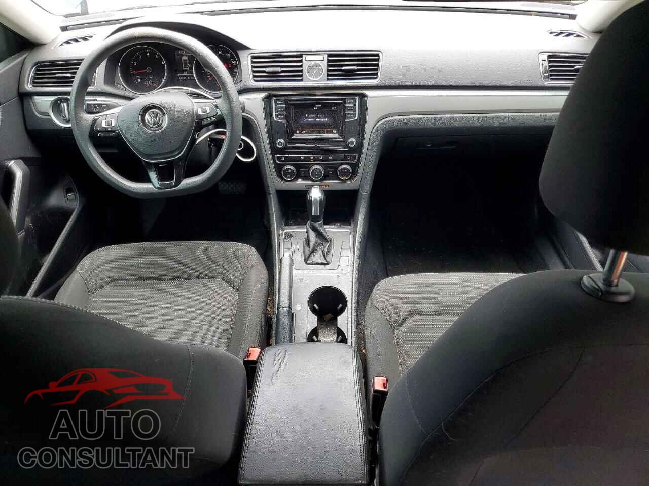 VOLKSWAGEN PASSAT 2017 - 1VWAT7A33HC044076