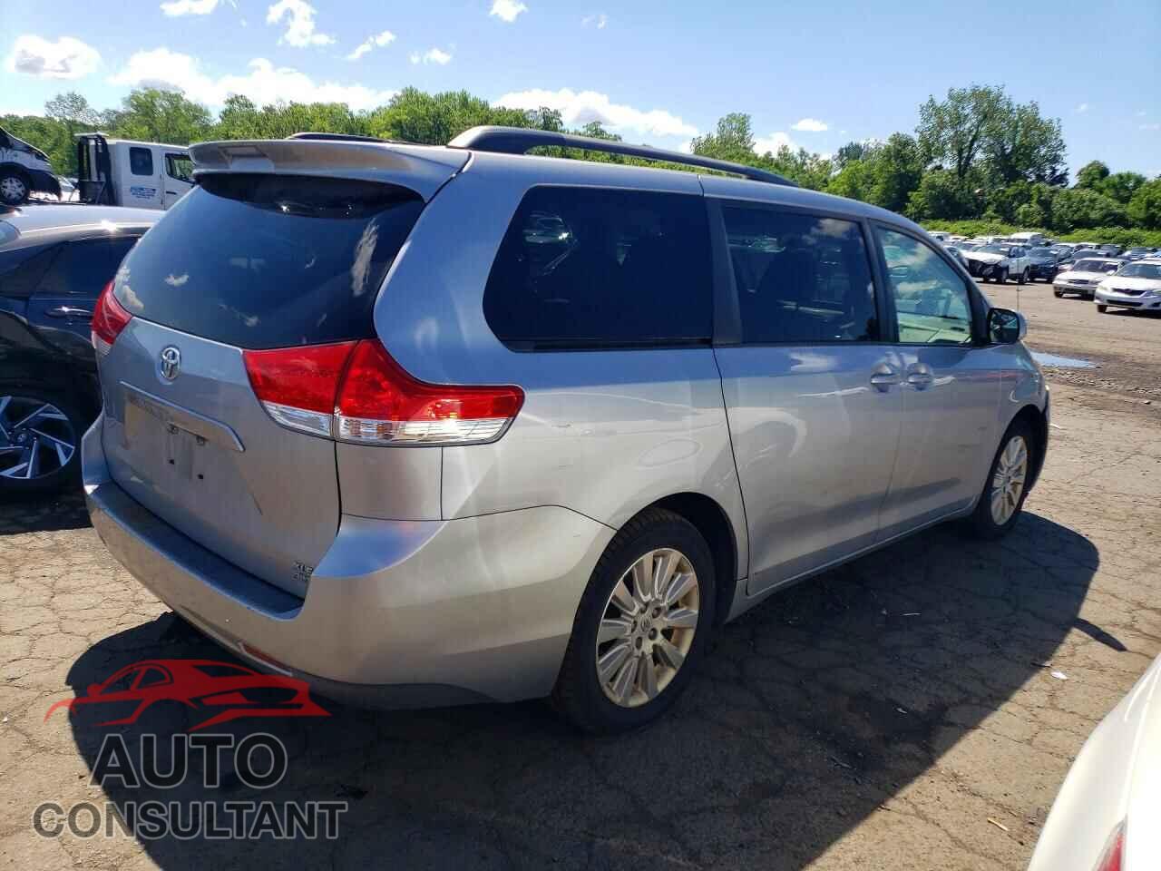 TOYOTA SIENNA 2011 - 5TDDK3DC0BS029418