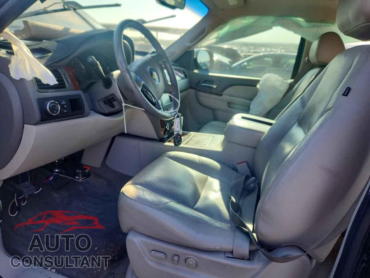 CHEVROLET SUBURBAN 2011 - 1GNSCKE06BR390872