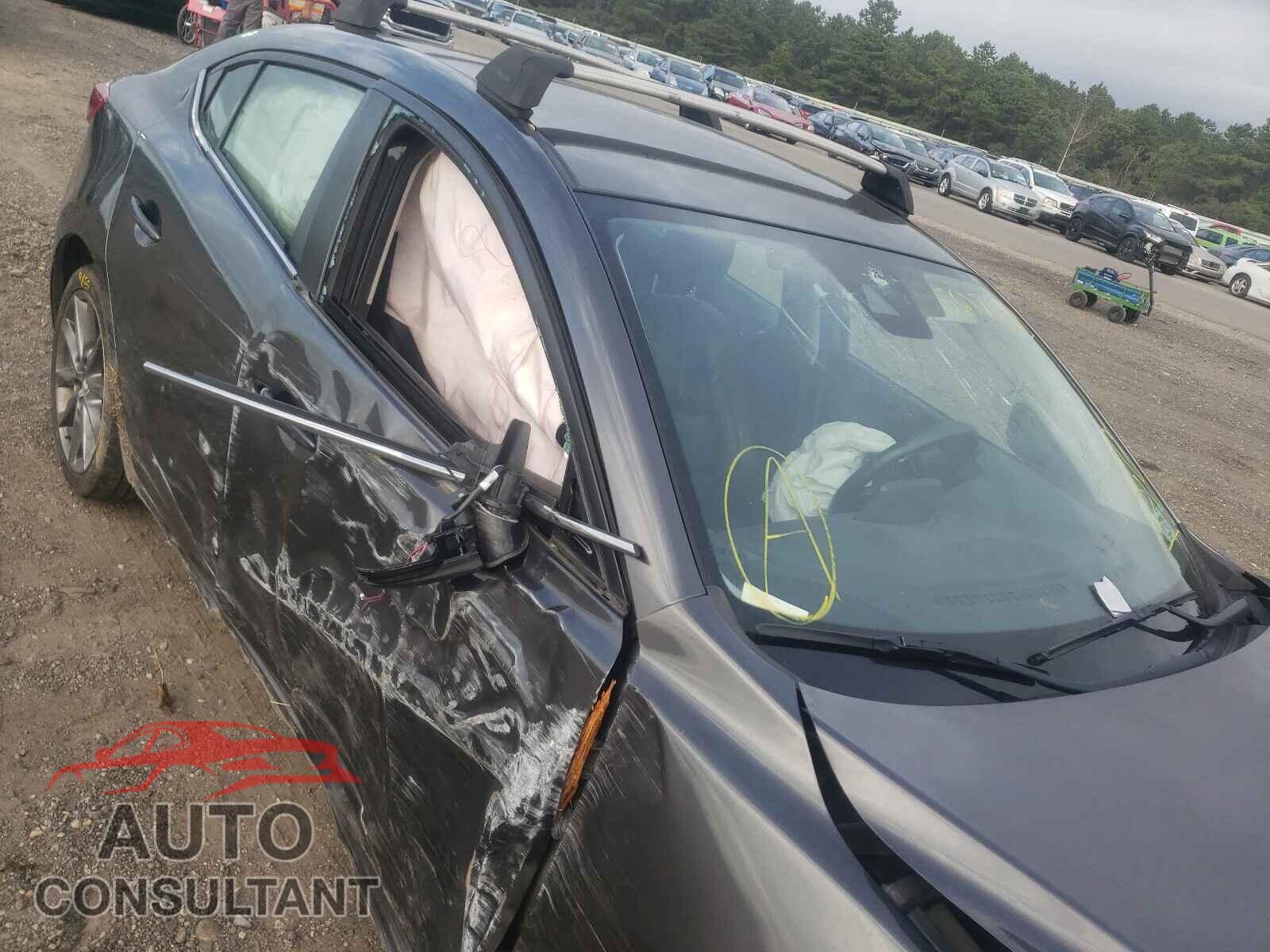MAZDA 3 2018 - 3MZBN1V37JM162593