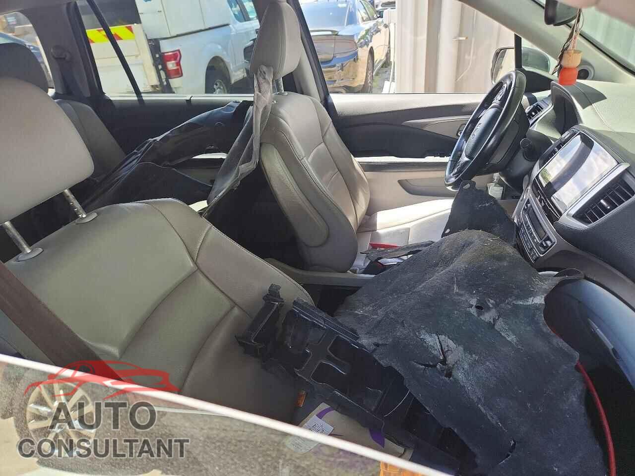 HONDA PILOT 2017 - 5FNYF6H88HB016653